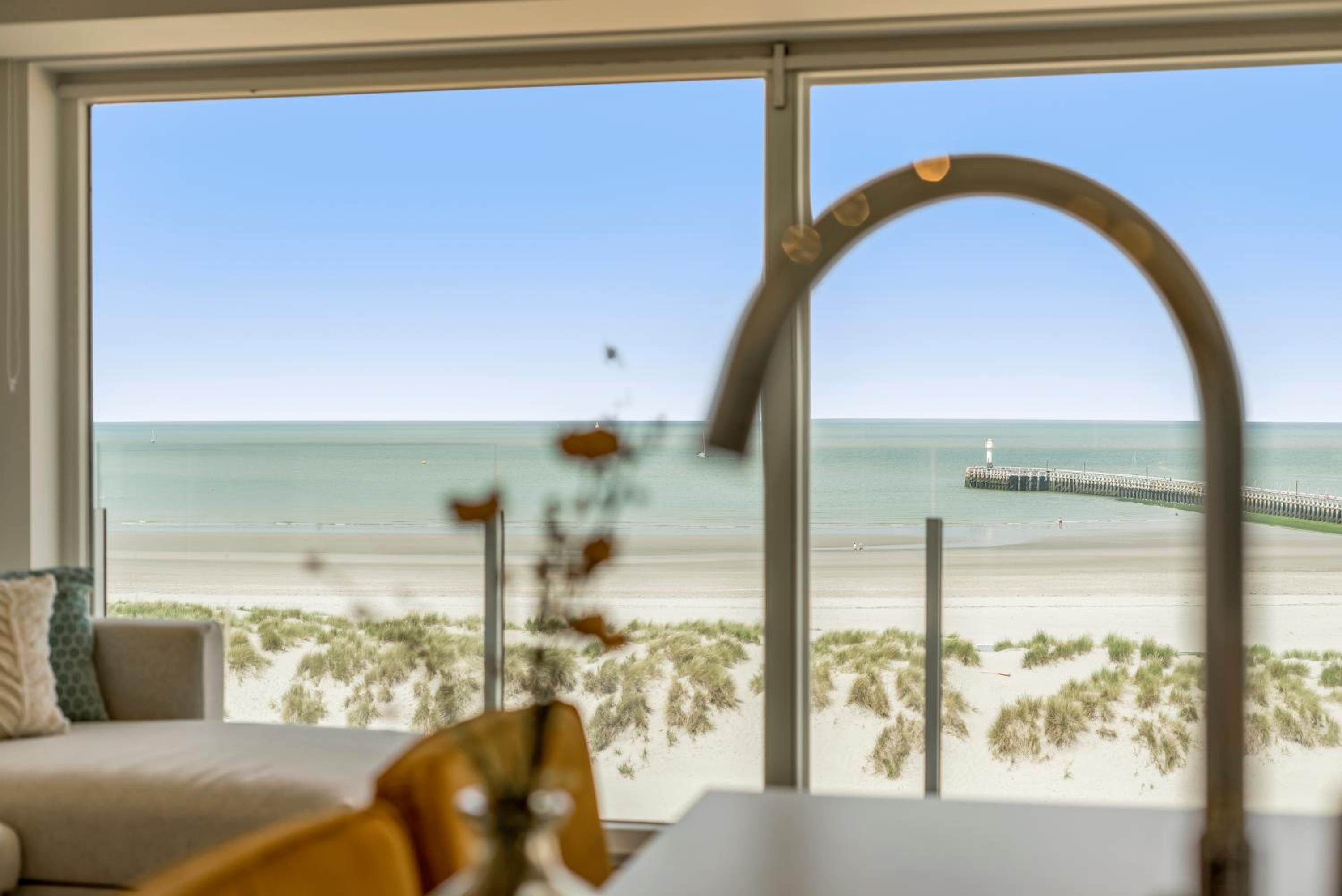 Moderne studio met fantastisch frontaal zeezicht view 2