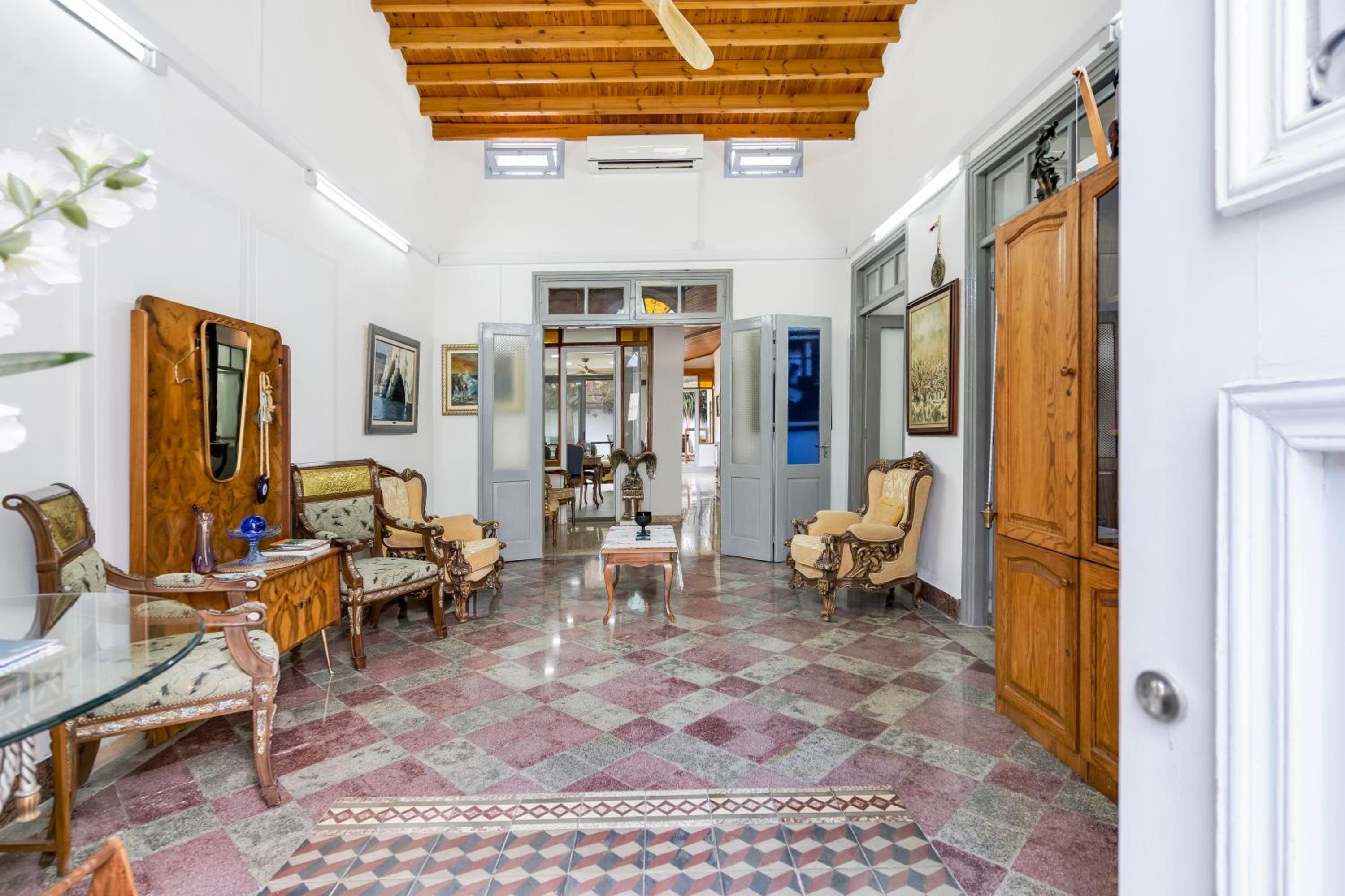To Hani - Large Traditional House
