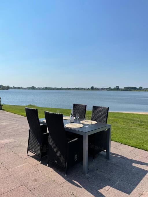 Luxe chalet direct aan het water met strand view 2