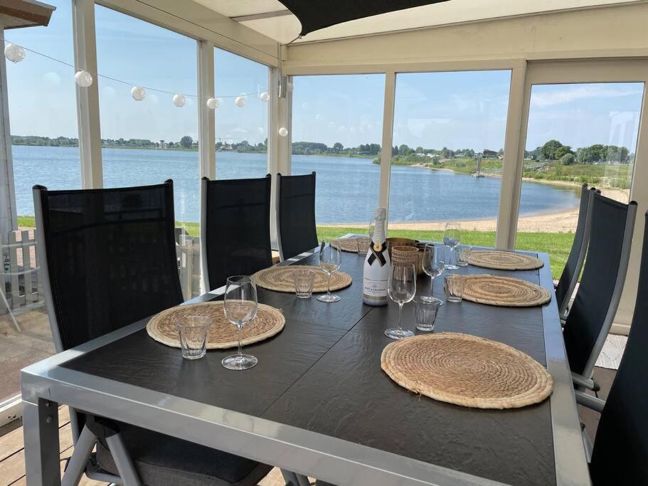 Luxe chalet direct aan het water met strand view 5