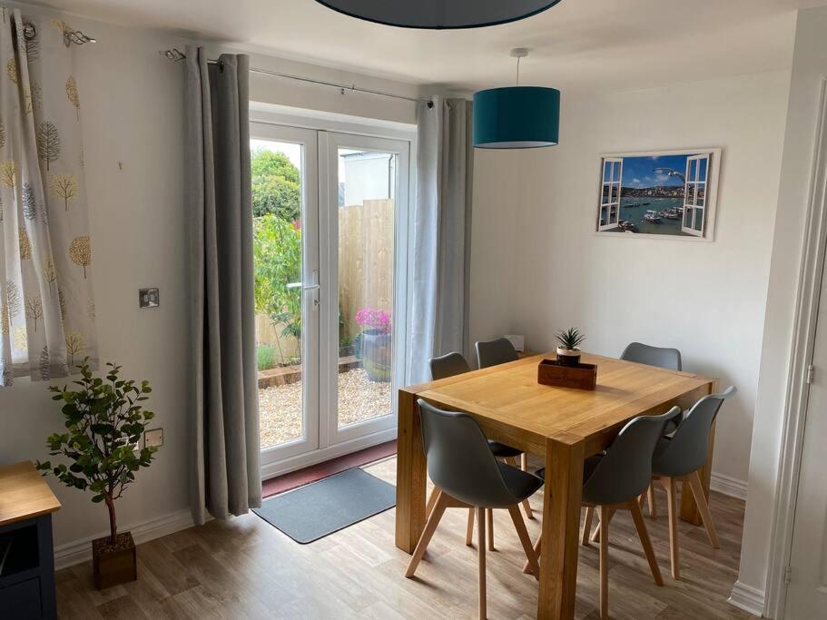 Stylish 3 bed home with allocated parking for 2 view 5