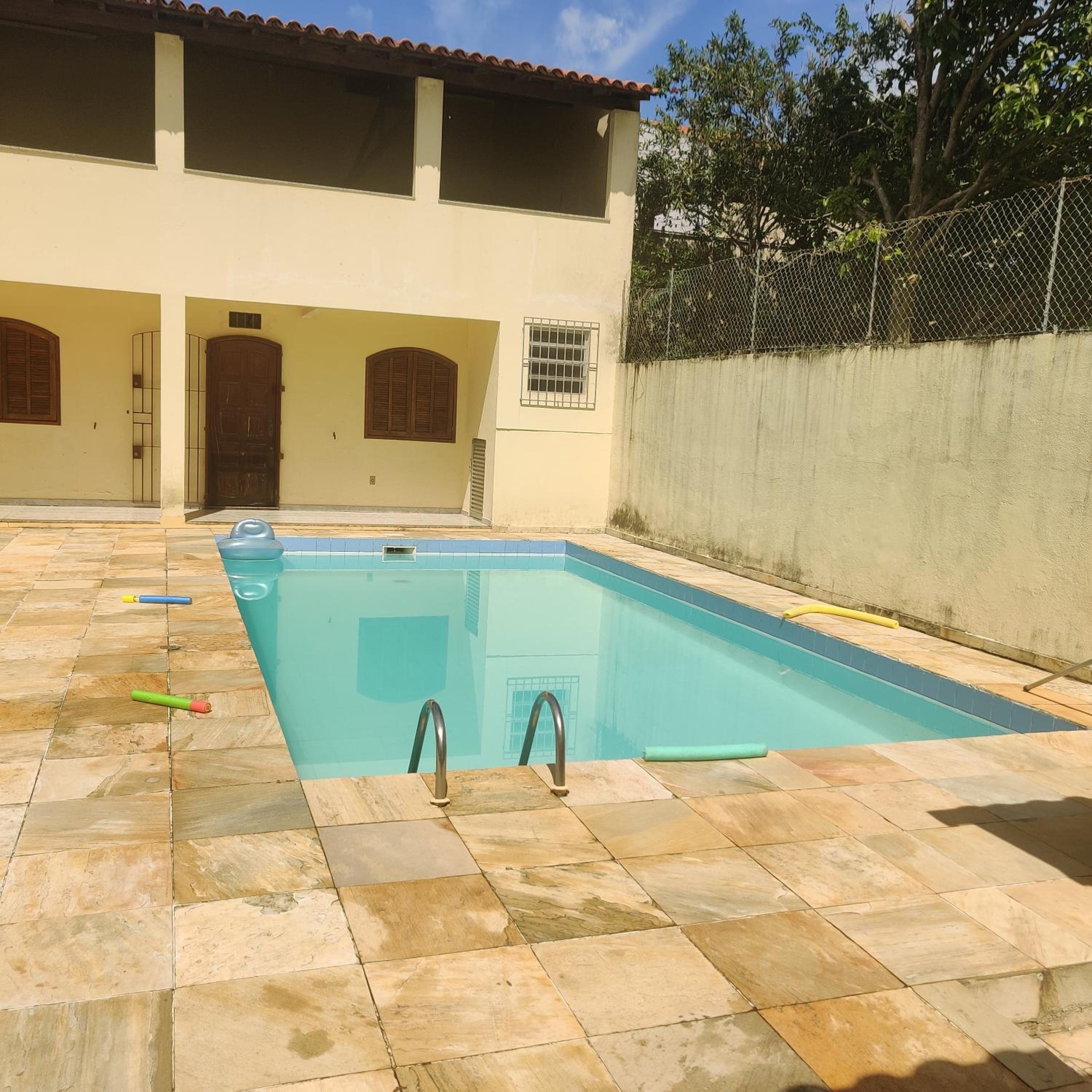 Casa muito espaçosa privativa com Piscina, Churrasqueira e área gourmet