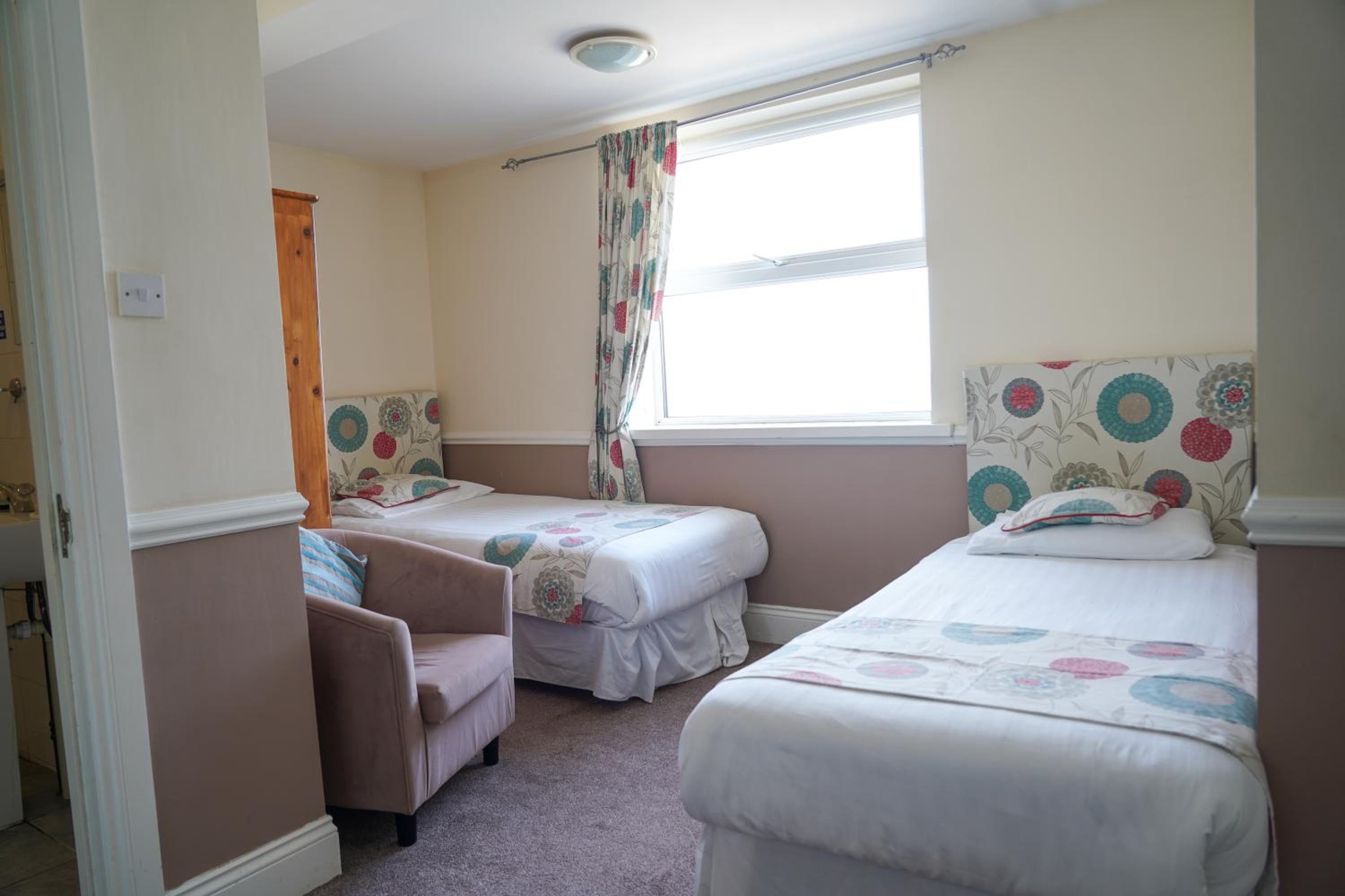 Whitley Bay Vacations - The Royal Hotel - Property Image 1