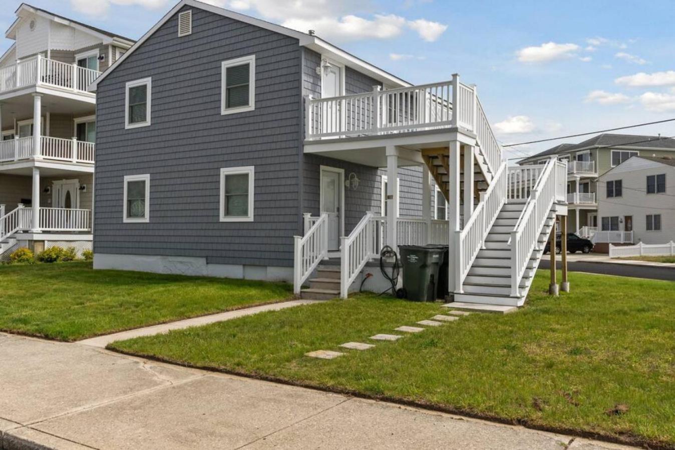 Spectacular 3 BR Condo One Block to the Beach - main view