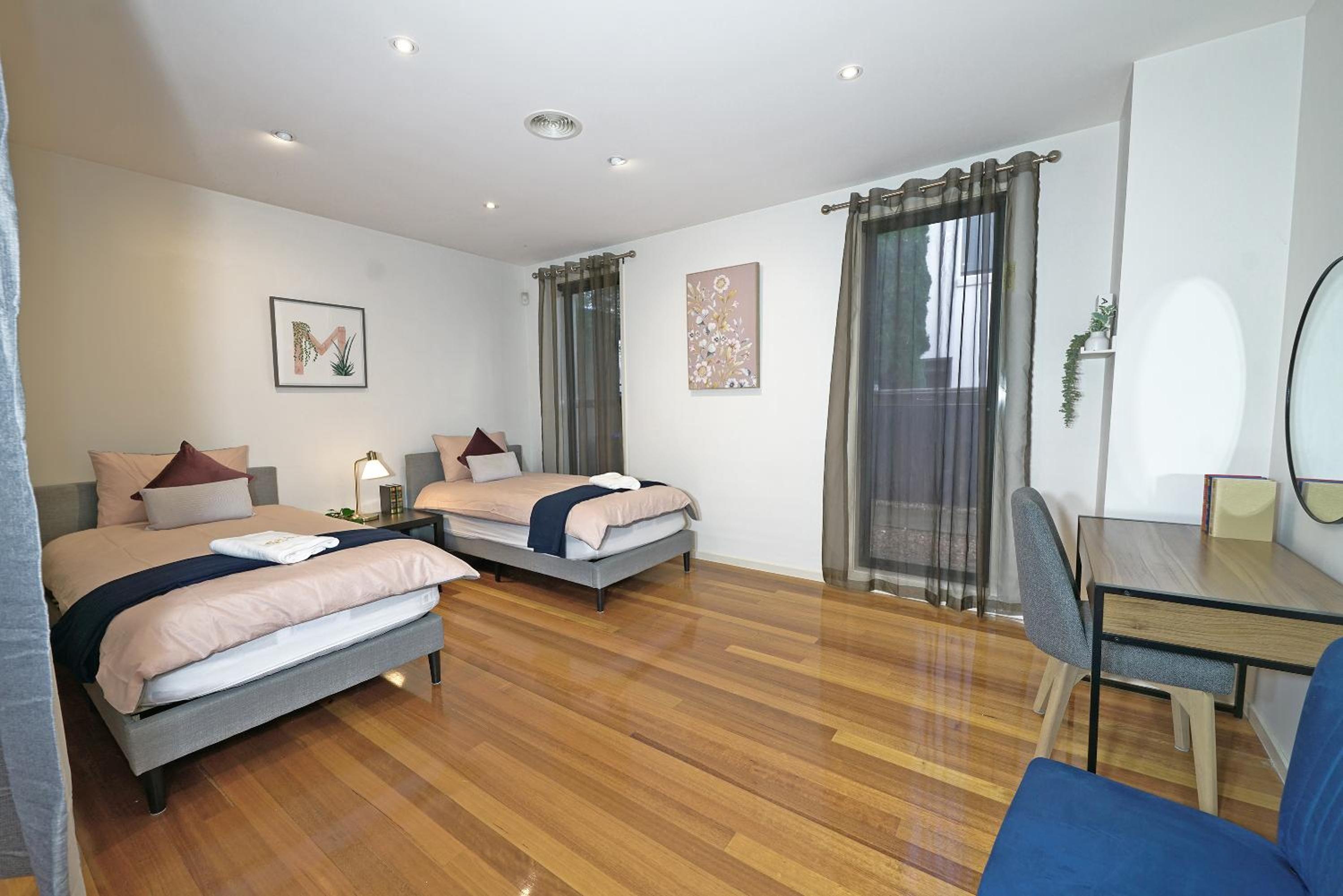 Luxury 7BRM Entire House Lakeview BlackSwans Wifi BBQ Resort