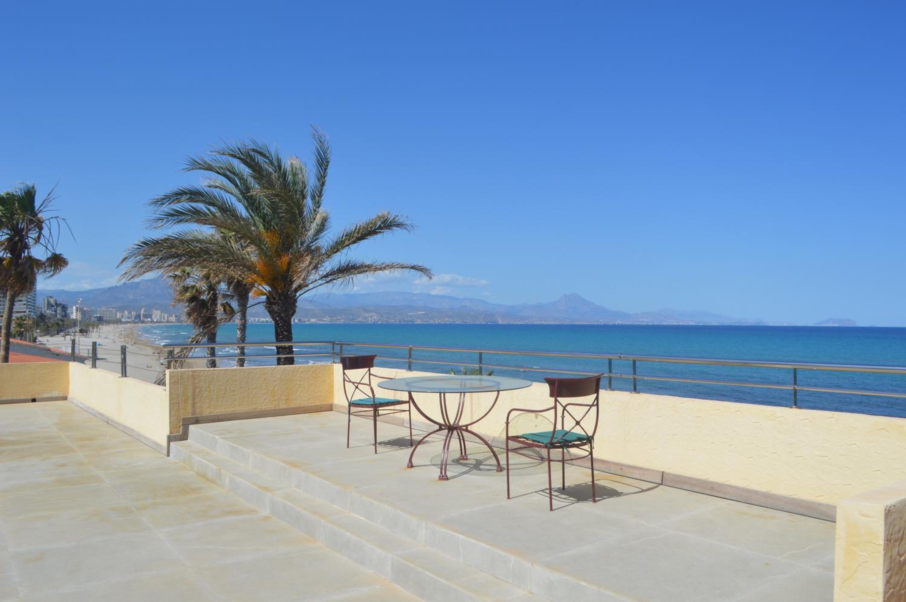 Espectacular Suite Privada a pie de playa y mar en CHALET ROQUETES