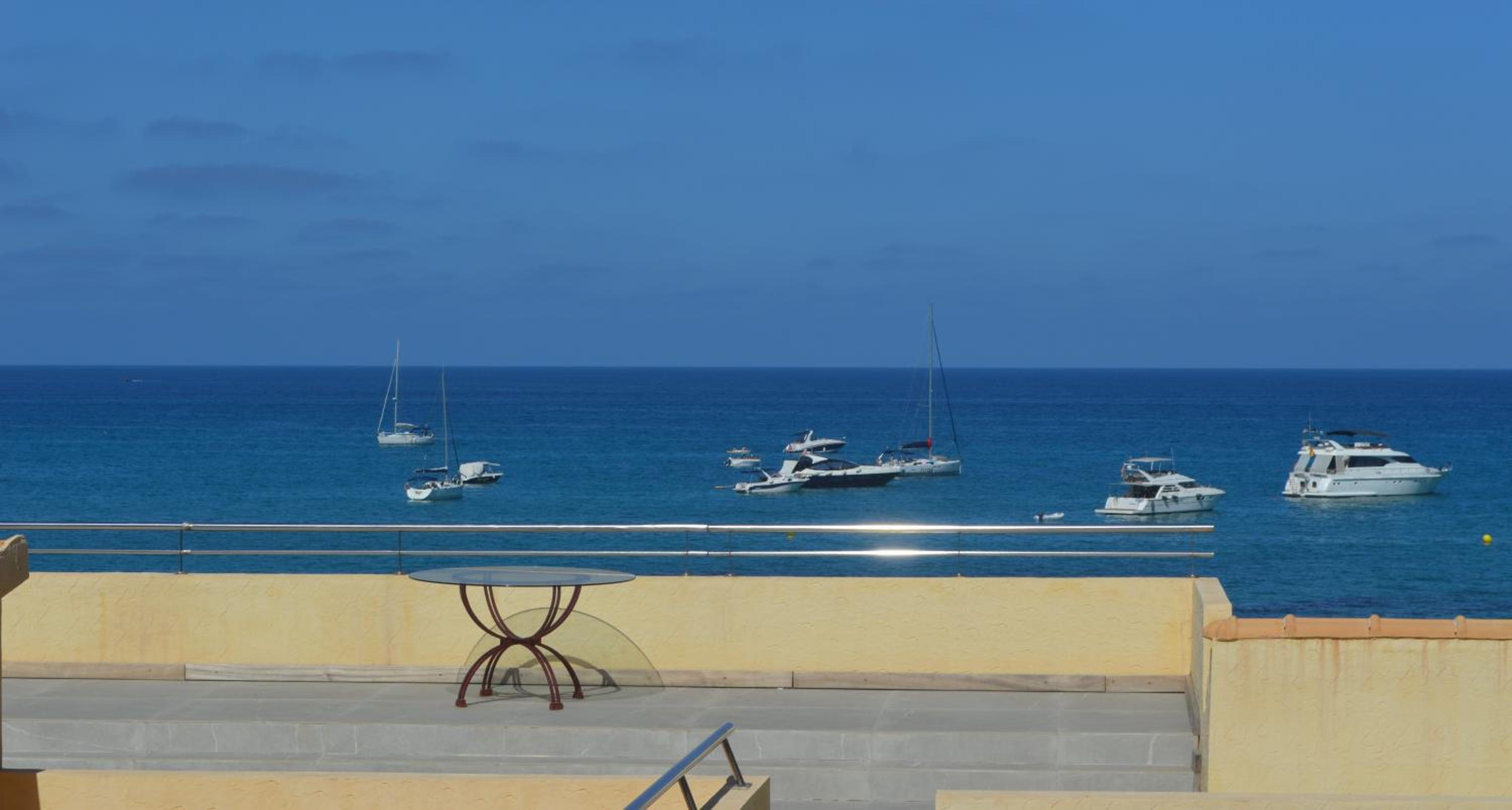 Espectacular Suite Privada a pie de playa y mar en CHALET ROQUETES