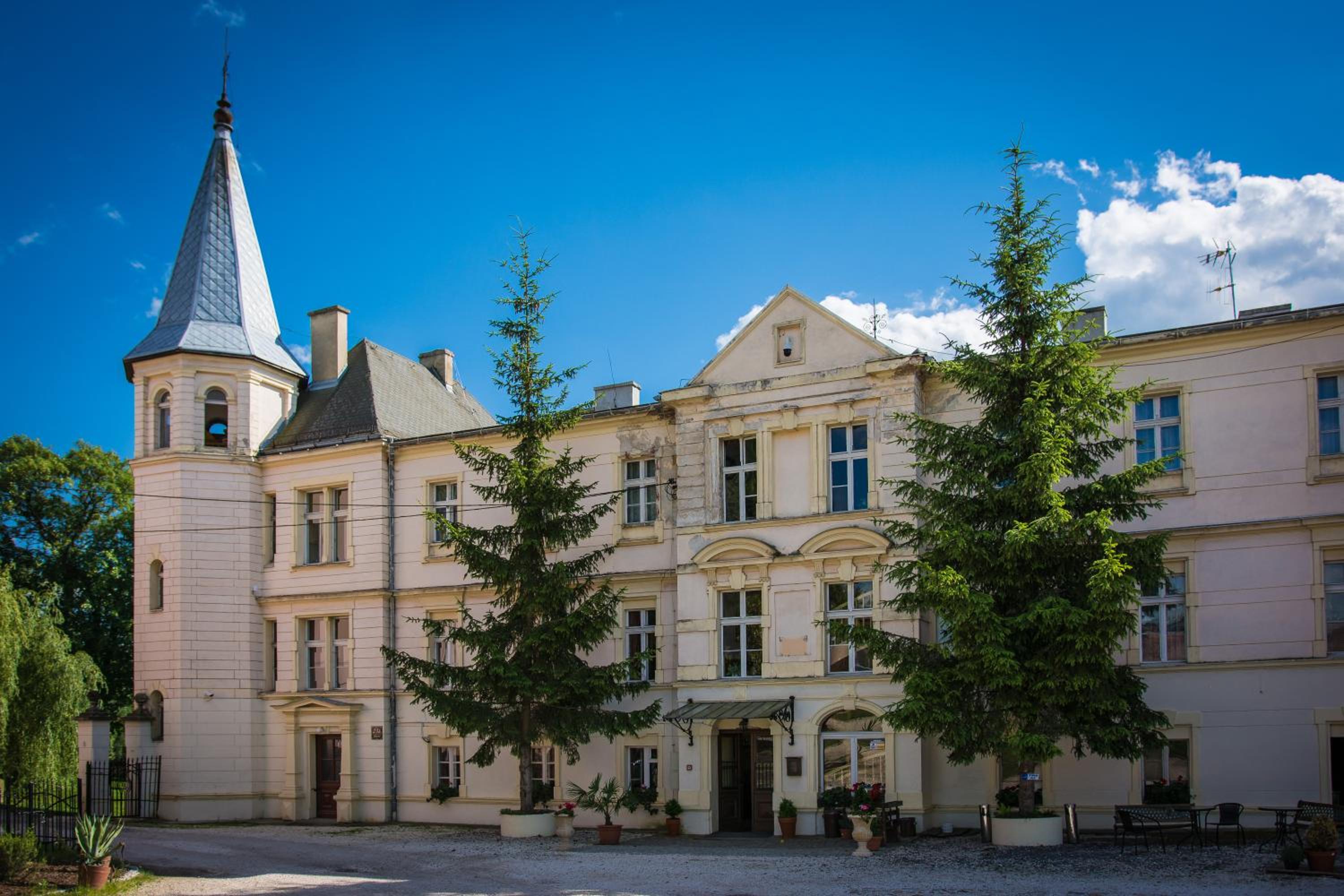 Pałac Ławica view 2