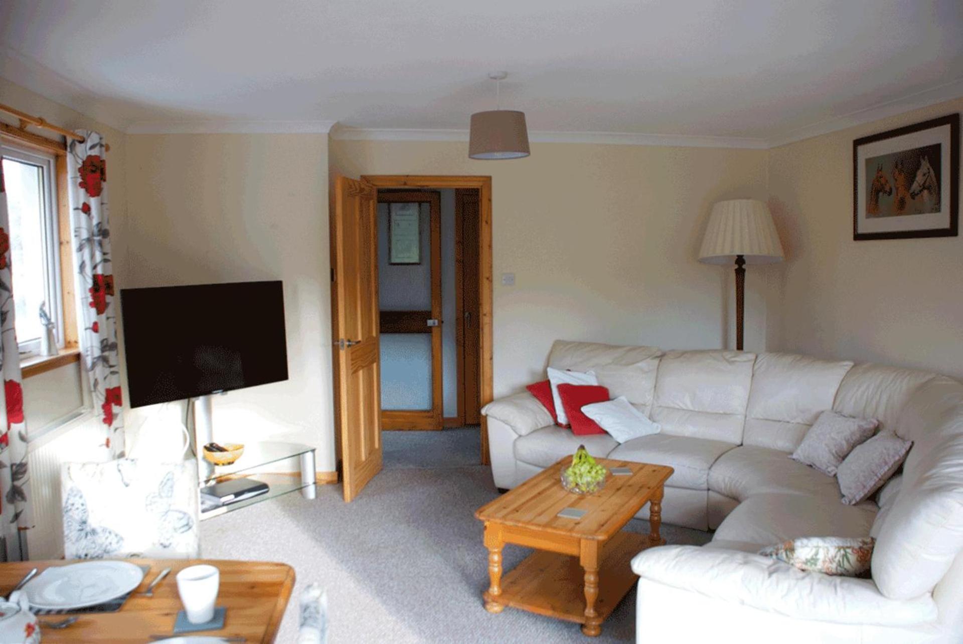 3 Bed Bungalow - Sleeps 6 - Pet Friendly - Parking view 4