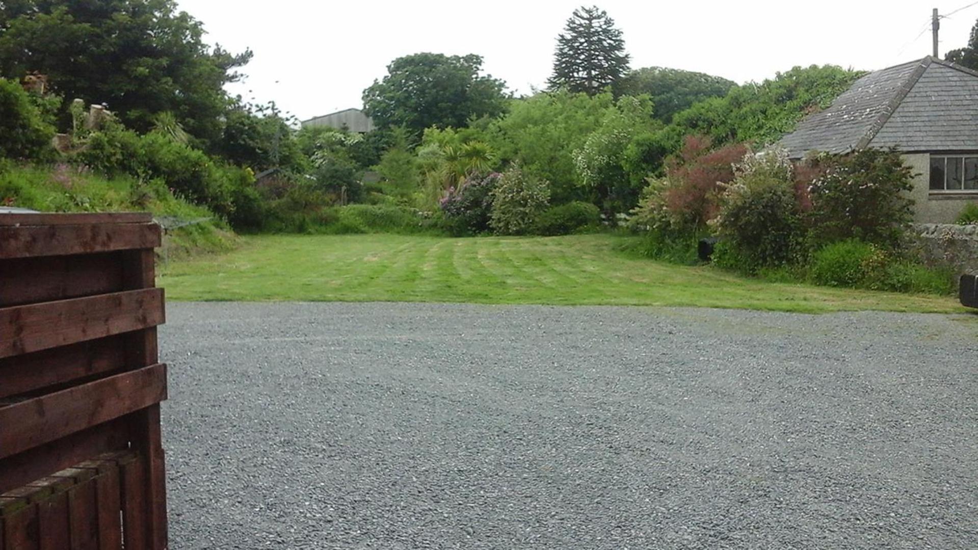 3 Bed Bungalow - Sleeps 6 - Pet Friendly - Parking view 3