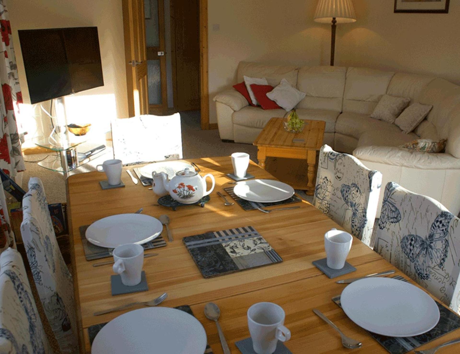 3 Bed Bungalow - Sleeps 6 - Pet Friendly - Parking view 5