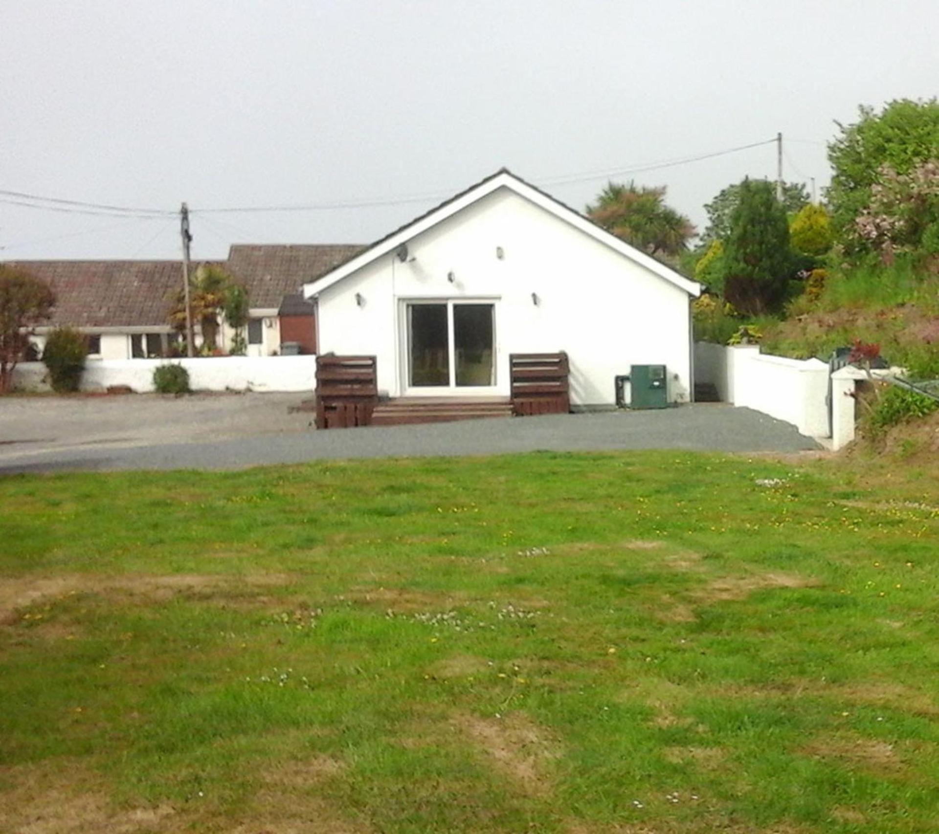 3 Bed Bungalow - Sleeps 6 - Pet Friendly - Parking view 2