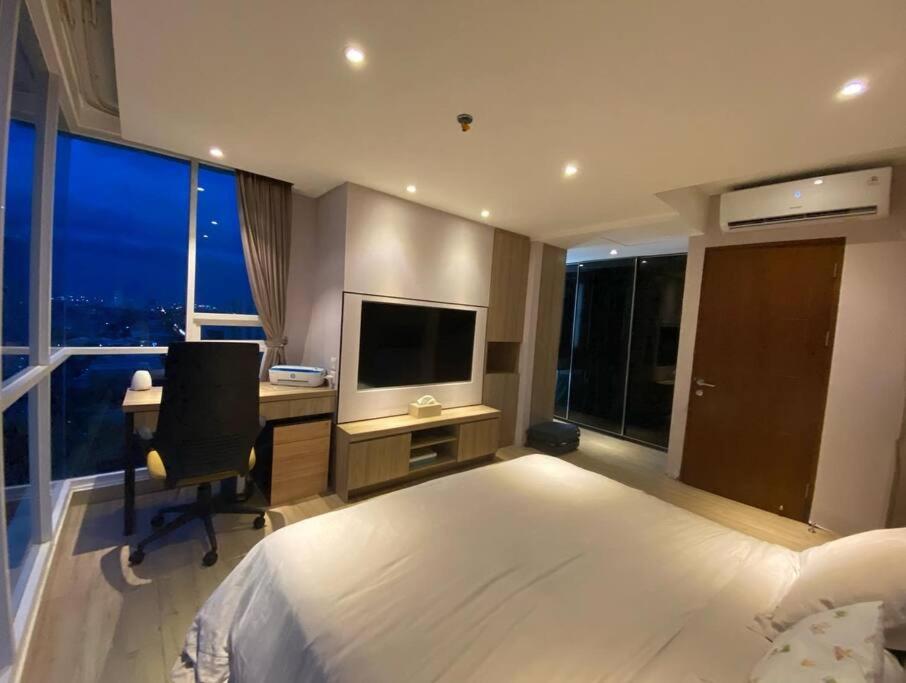 3BR apt Springhill Terrace, golf view view 3