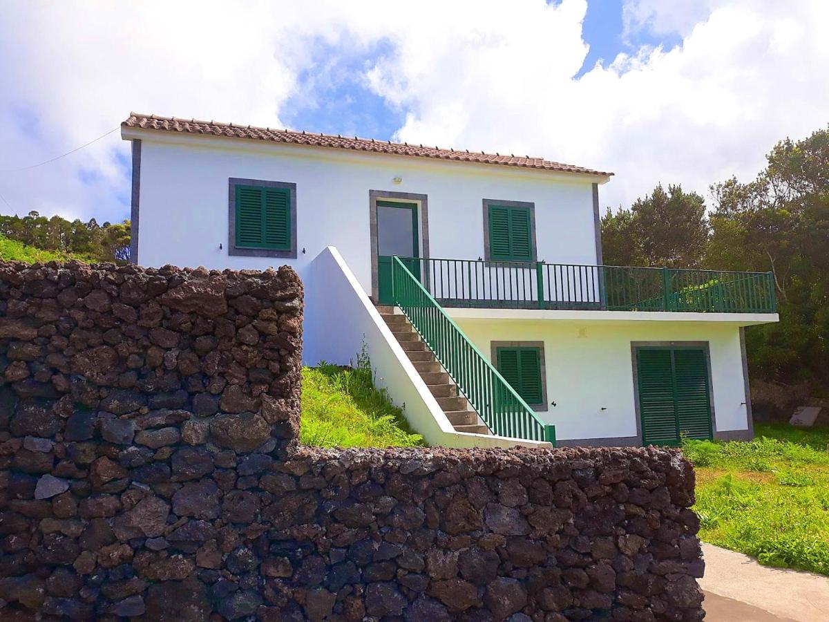 2 bedrooms house with sea view enclosed garden and wifi at Horta 4 km away from the beach