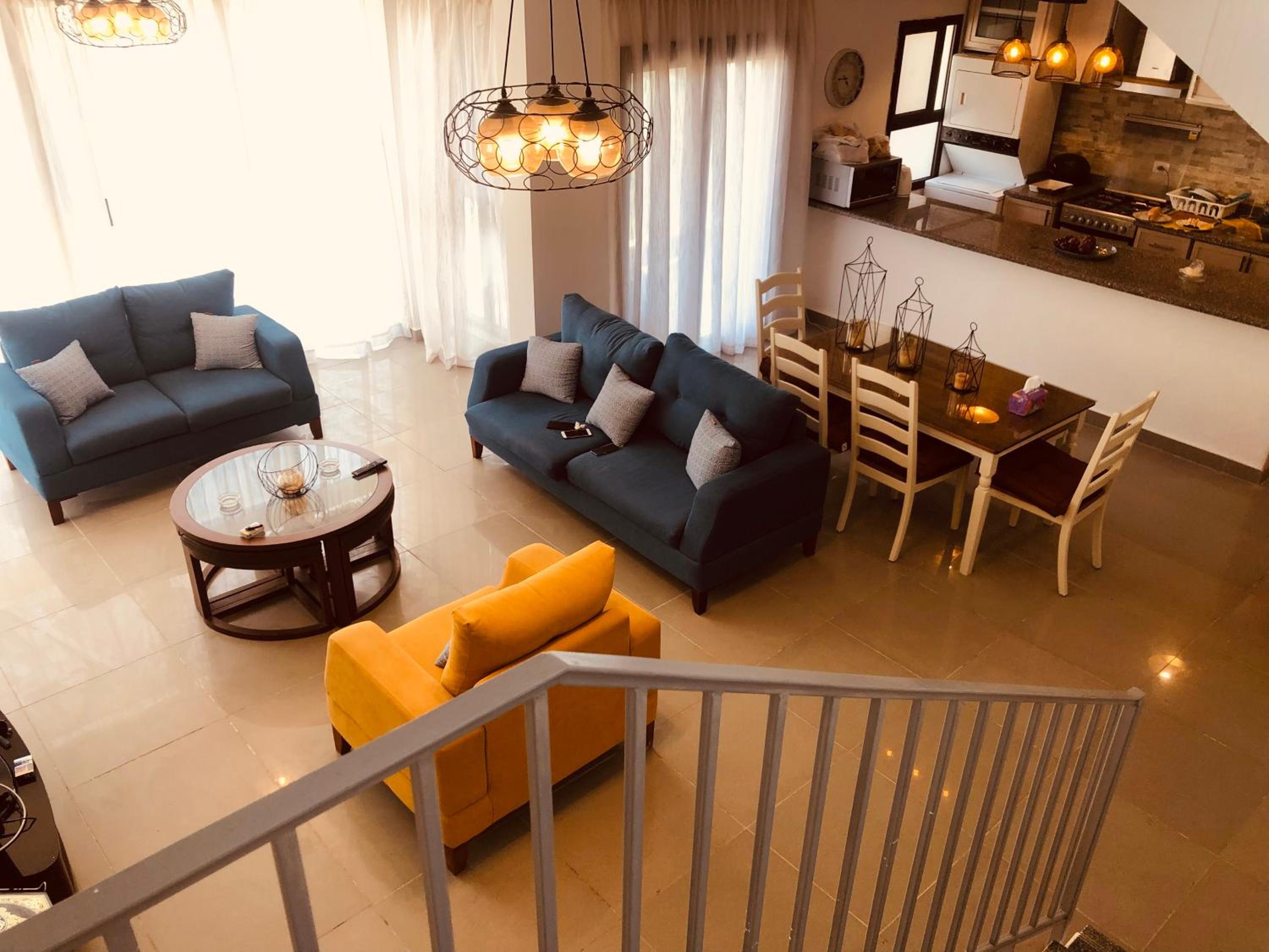 Lovely penthouse 4- bedroom directly on the lagoon