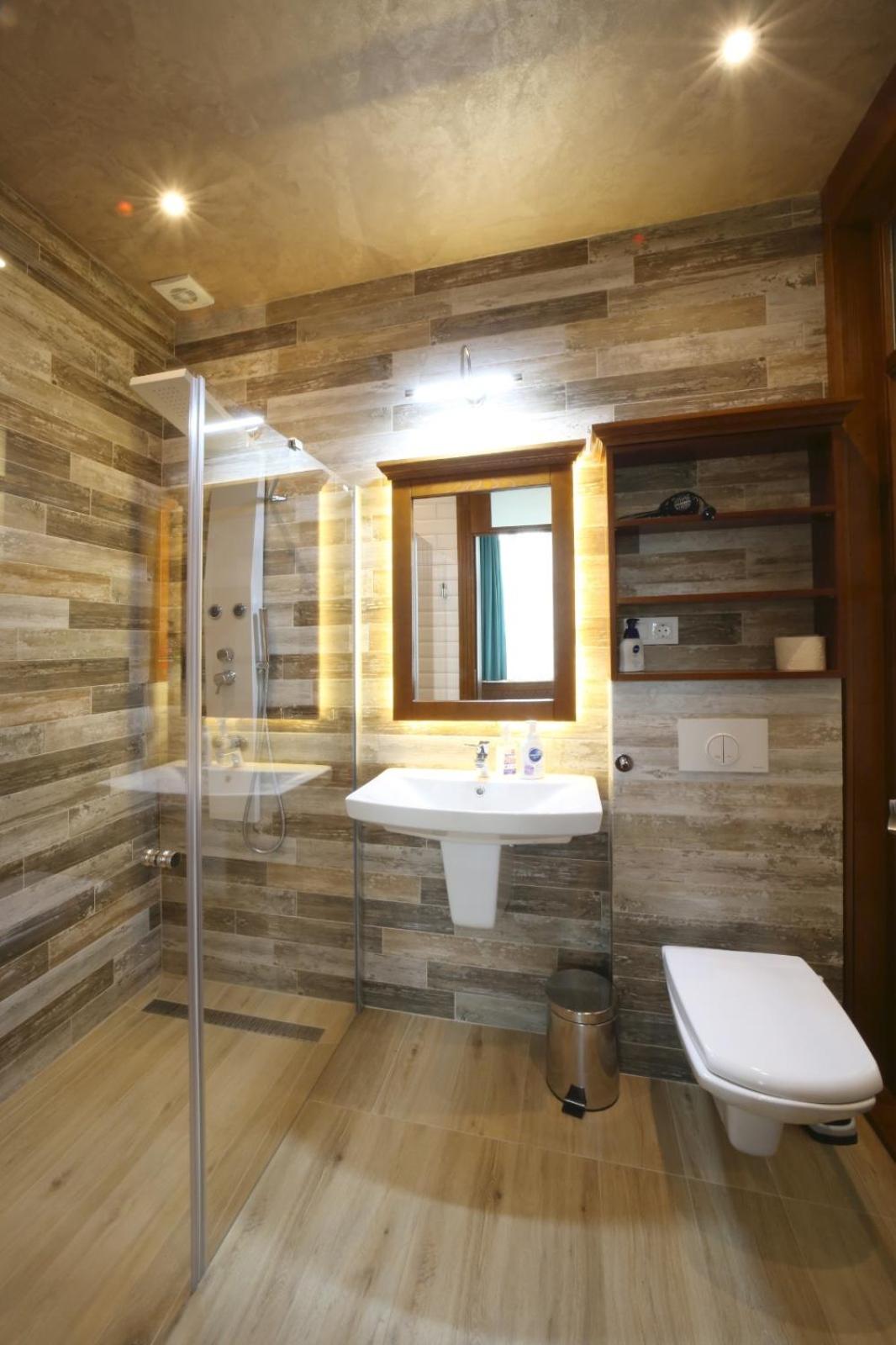 Virág Apartman Luxury view 5
