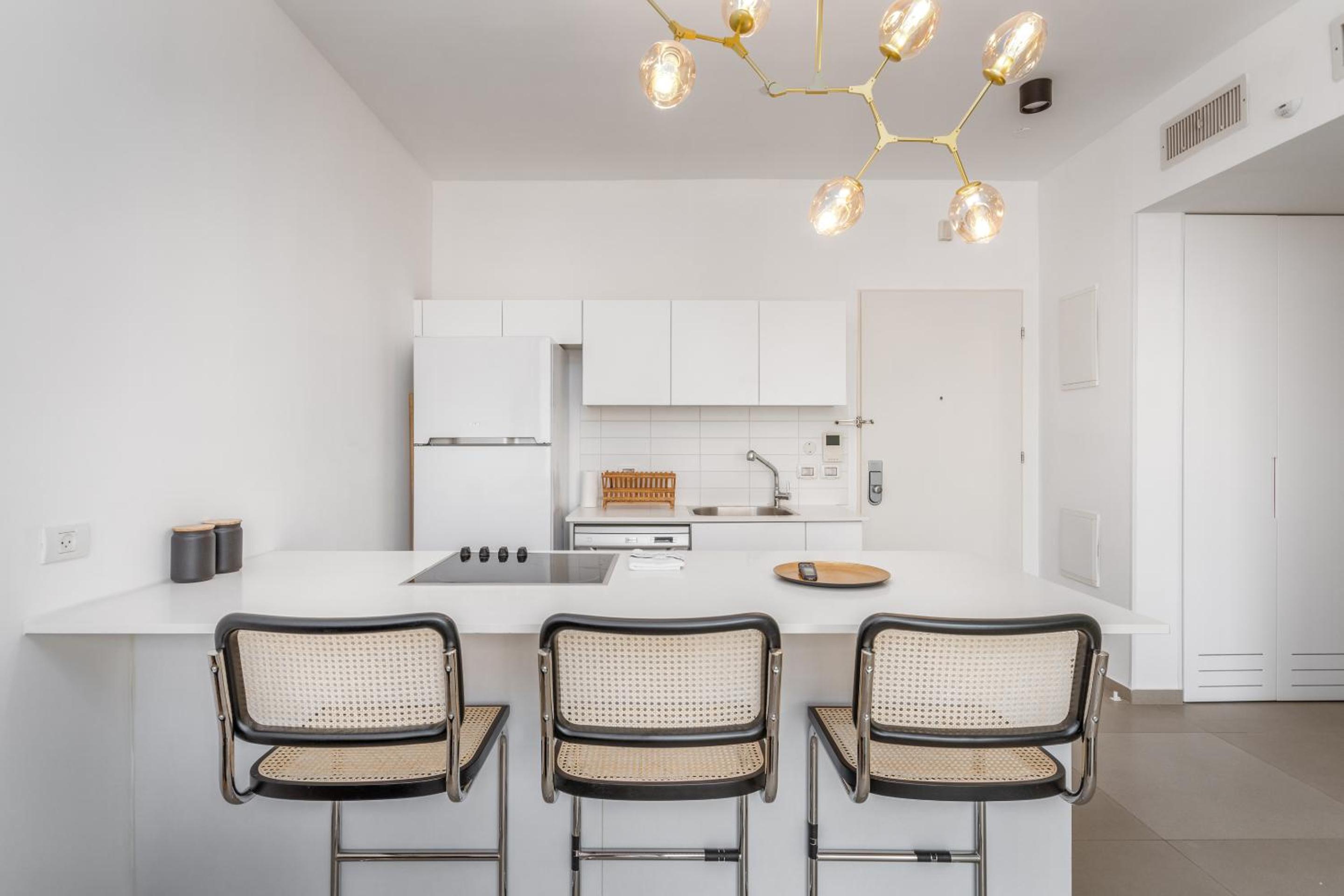 Hilton Beach Area- Perfect 1 BDR in a new building view 5