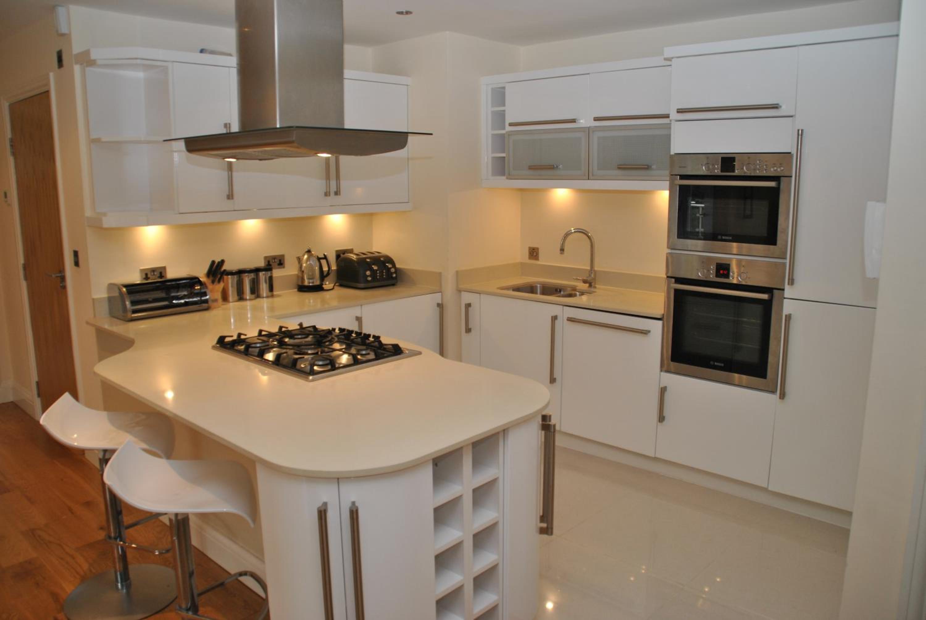 Spacious 2-Bedroom Apartment with Parking in Windsor 4LA by Accommodation Windsor