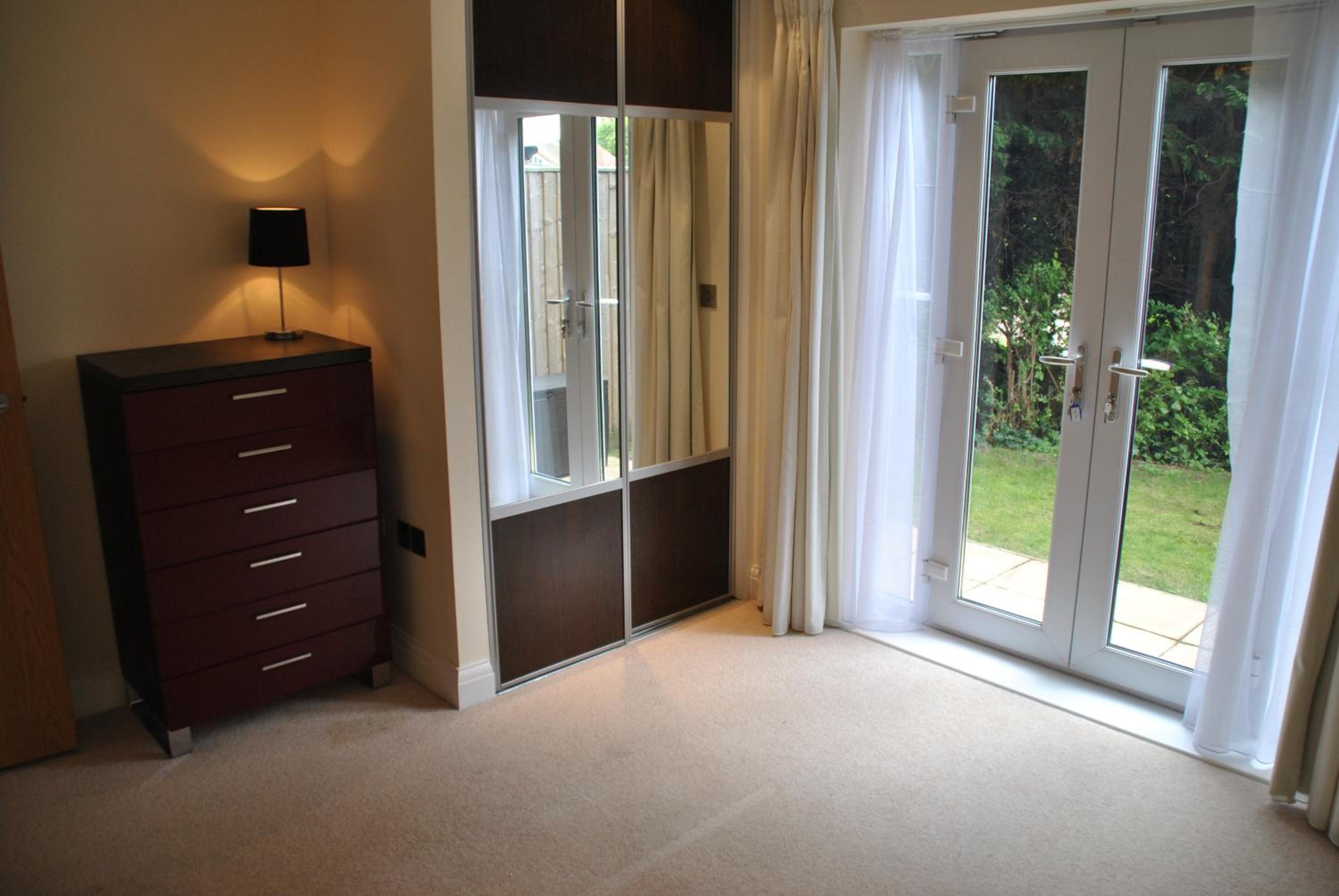 Spacious 2-Bedroom Apartment with Parking in Windsor 4LA by Accommodation Windsor