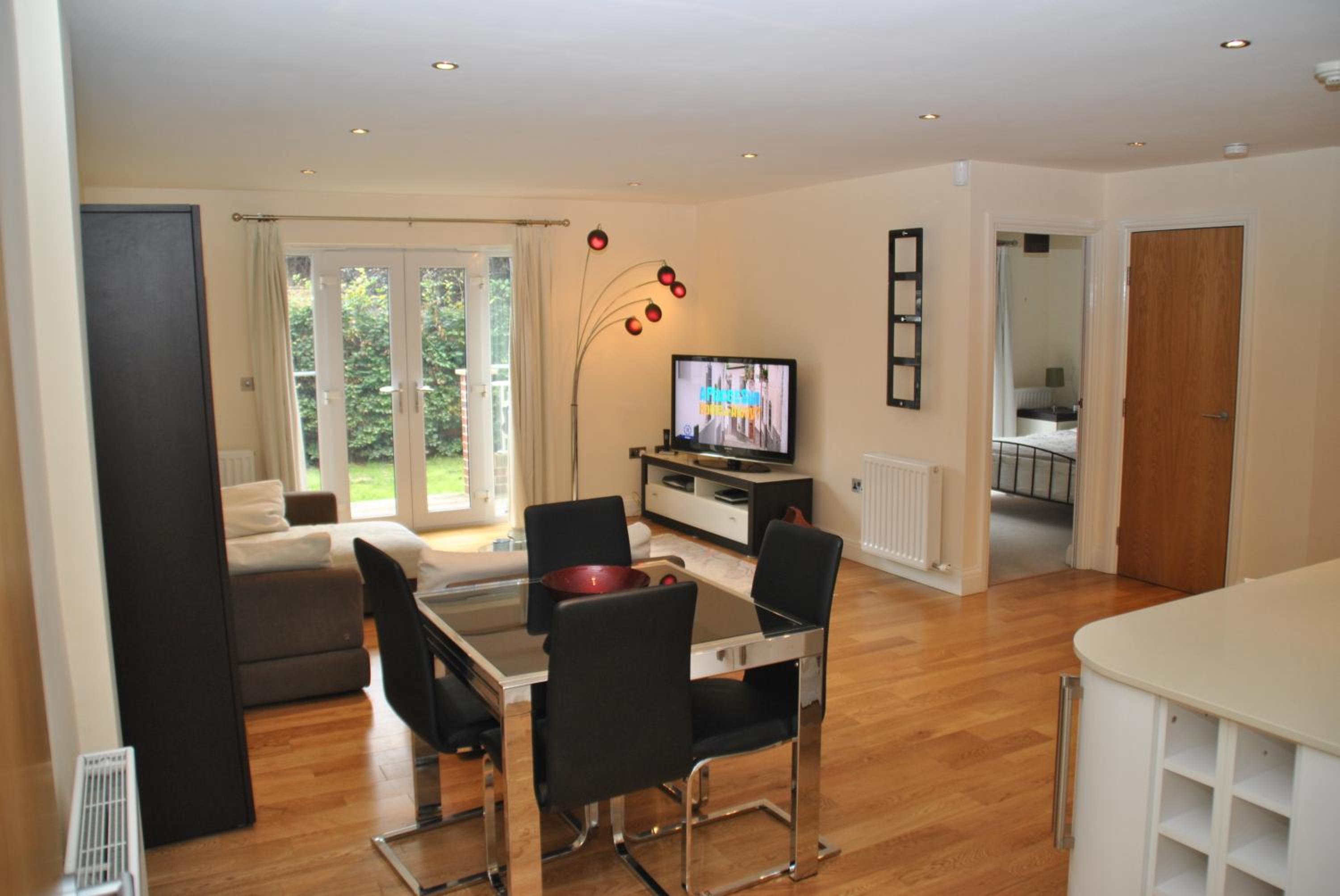 Spacious 2-Bedroom Apartment with Parking in Windsor 4LA by Accommodation Windsor