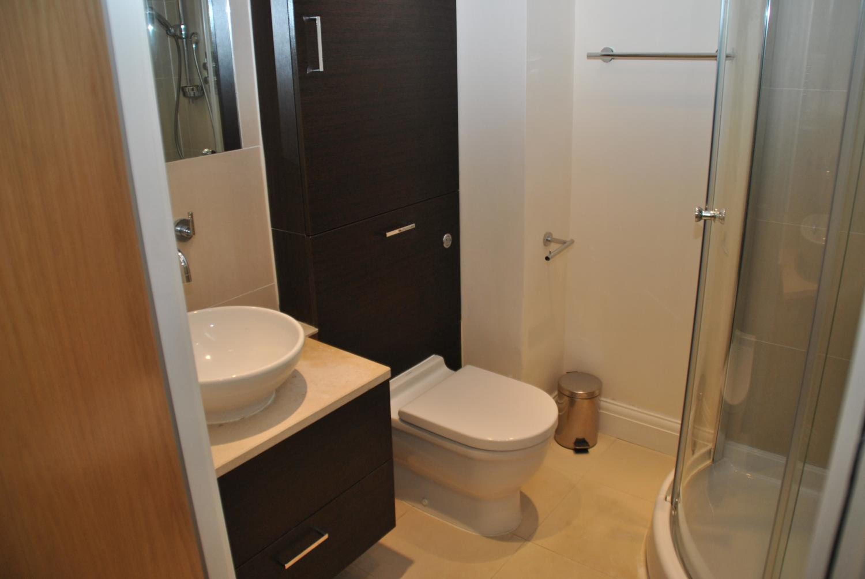 Spacious 2-Bedroom Apartment with Parking in Windsor 4LA by Accommodation Windsor