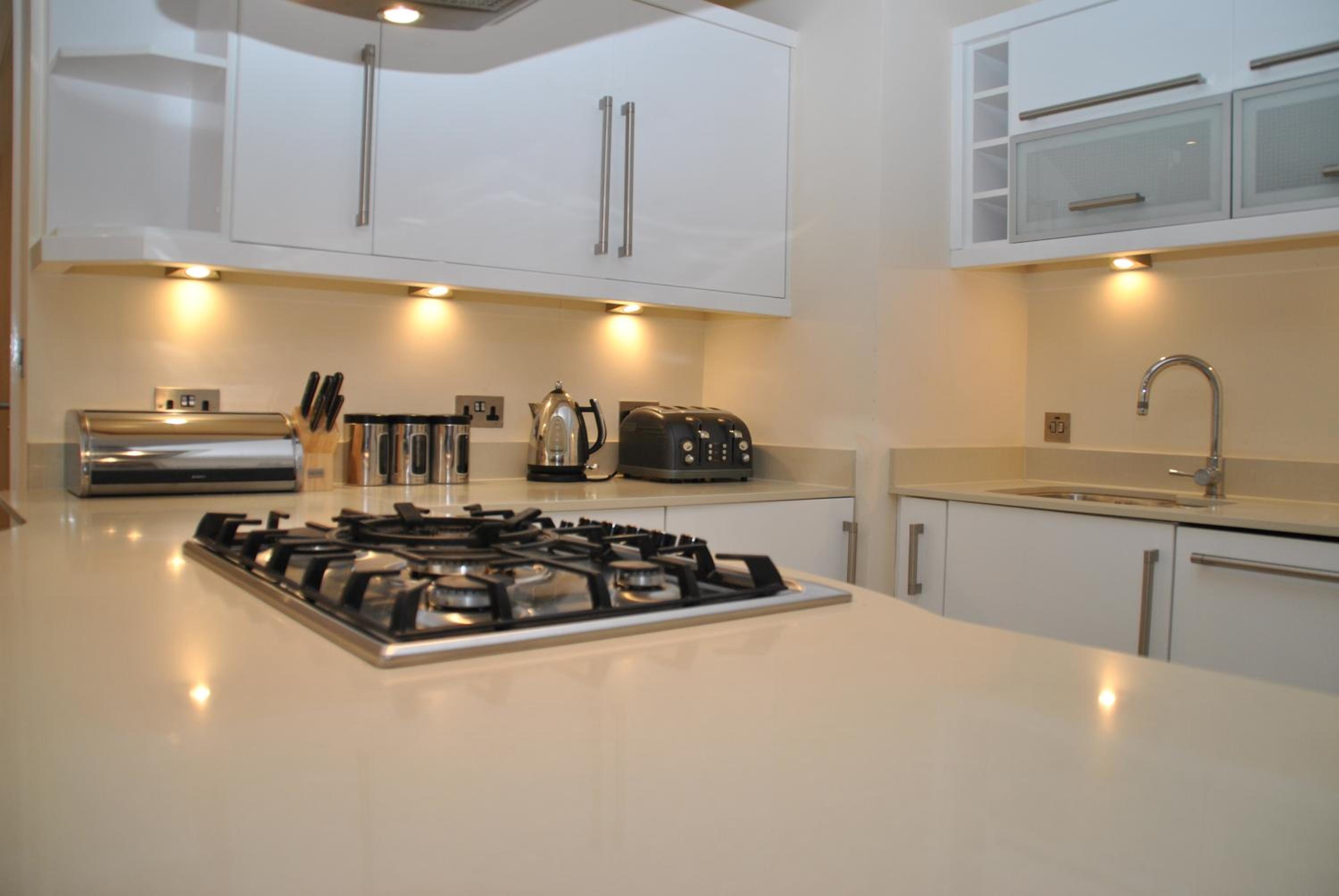 Spacious 2-Bedroom Apartment with Parking in Windsor 4LA by Accommodation Windsor
