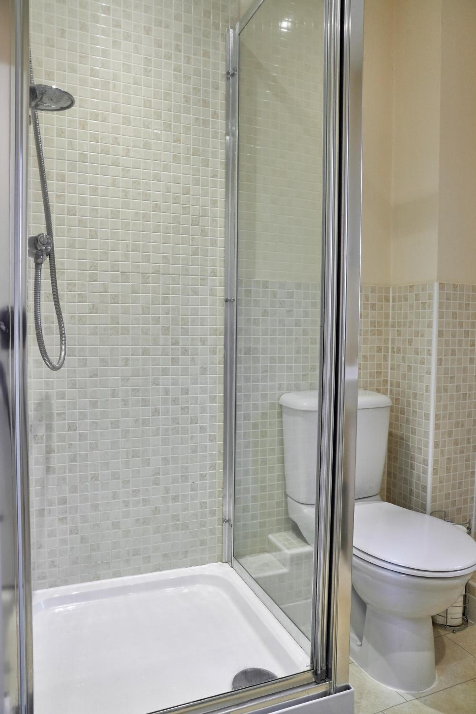 Kiln - Beautiful 4 bedroom house with parking! view 3