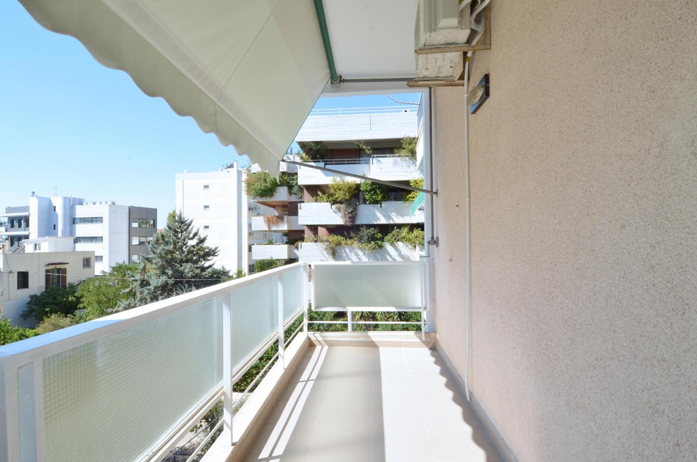 A spacious minimal apartment at Chalandri