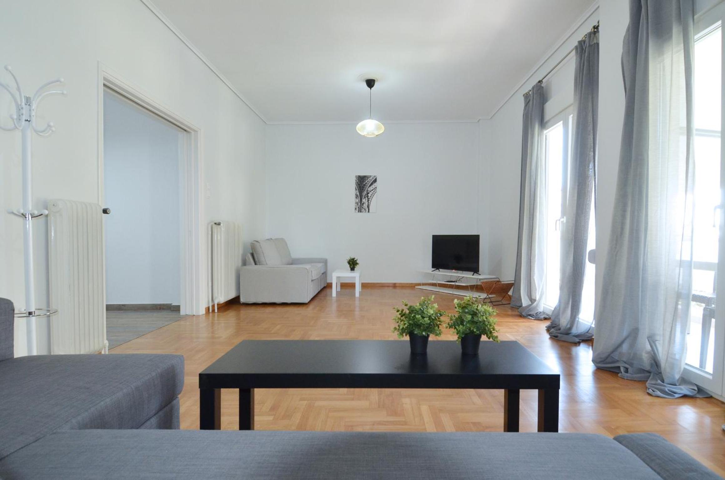 A spacious minimal apartment at Chalandri