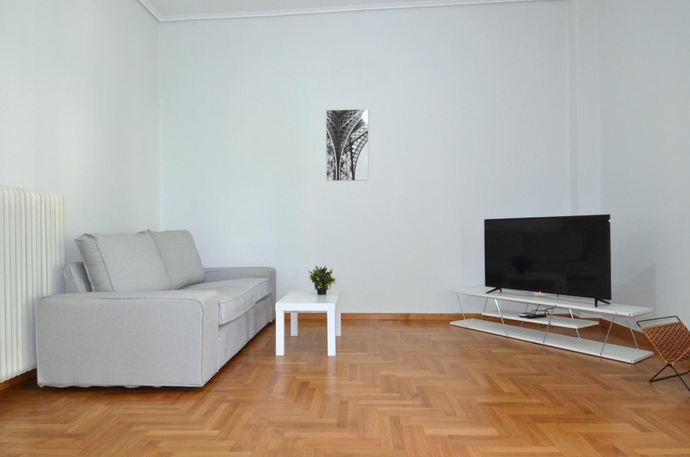 A spacious minimal apartment at Chalandri