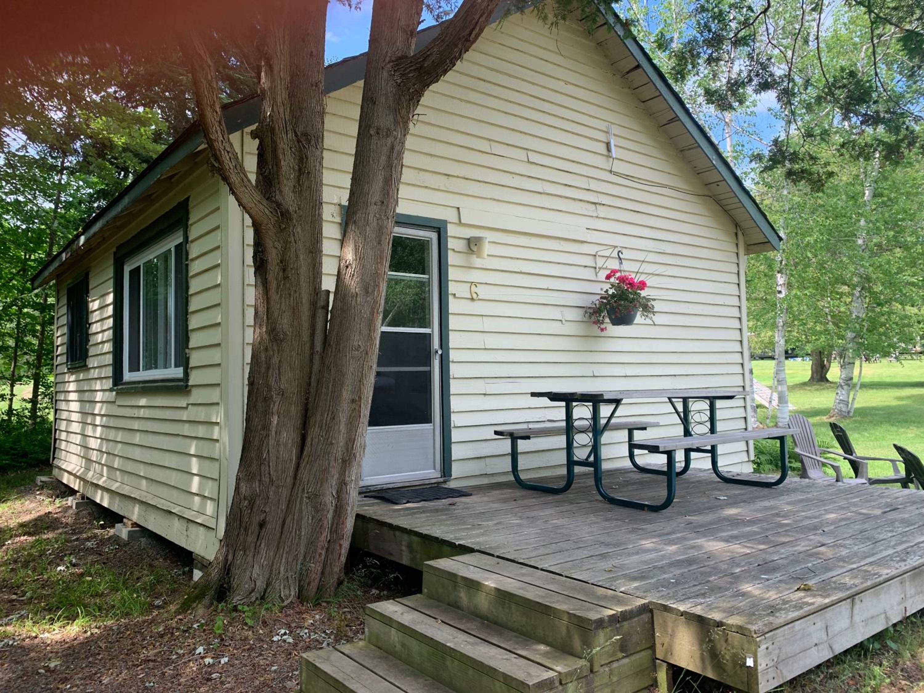 Colonial Bay Motel and Cottages