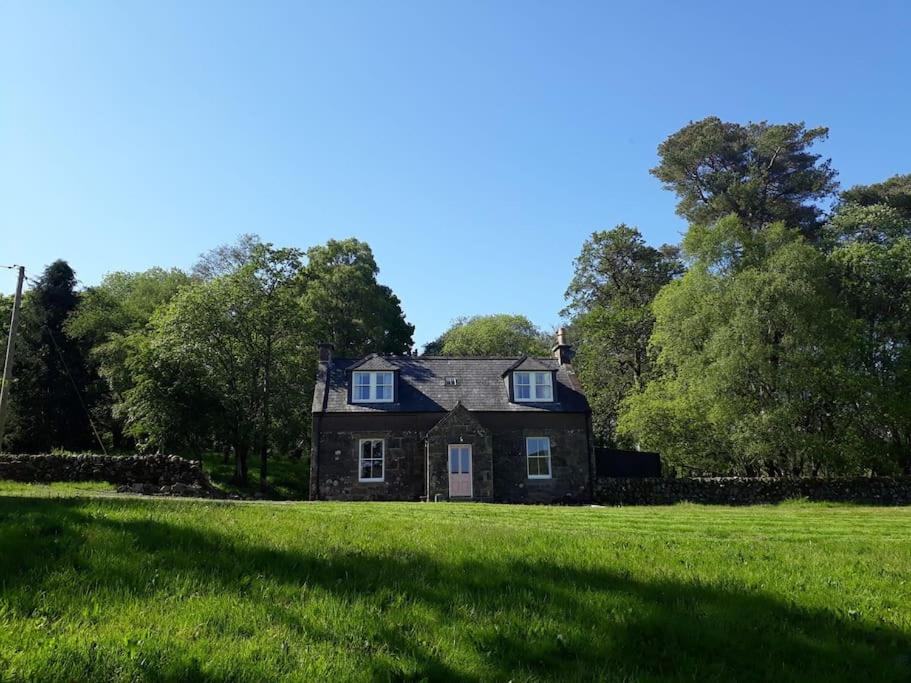 Beautiful Traditional secluded country cottage view 5