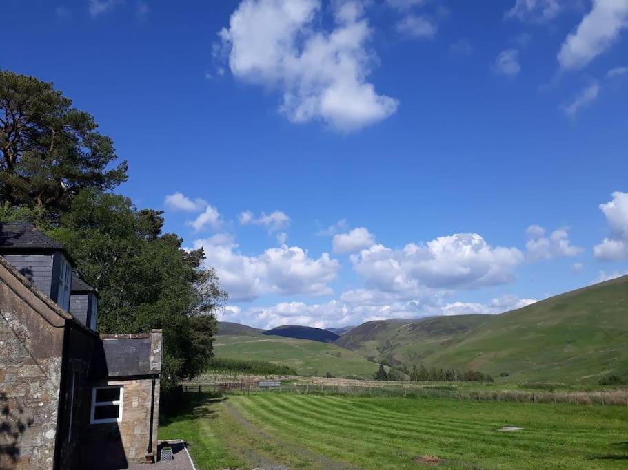 Beautiful Traditional secluded country cottage view 4