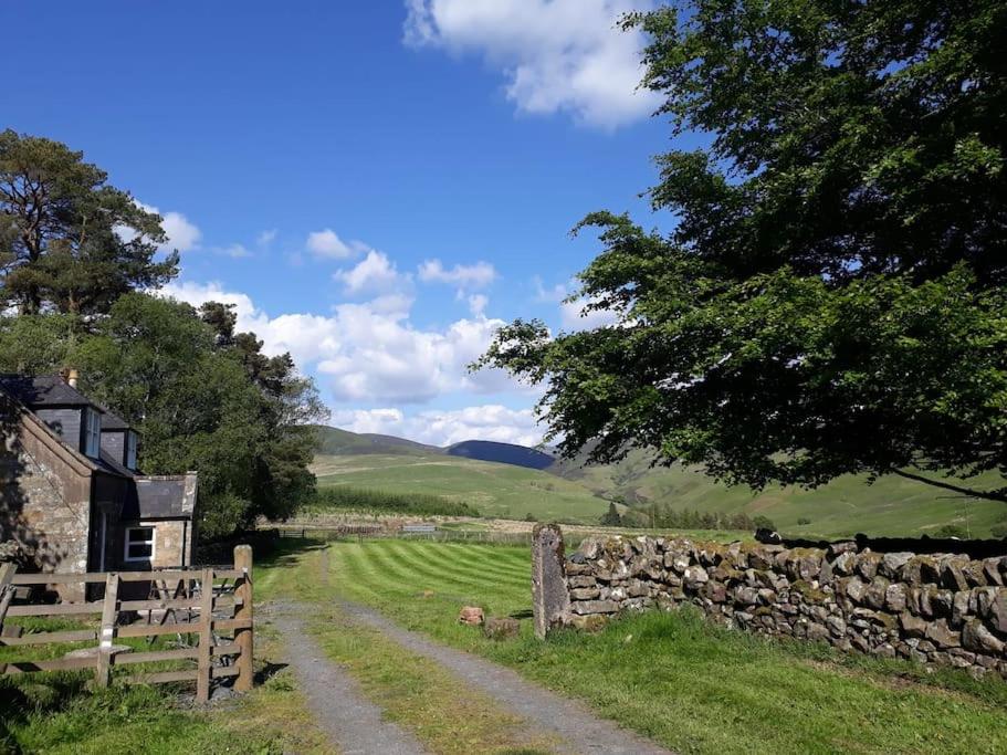 Beautiful Traditional secluded country cottage view 3