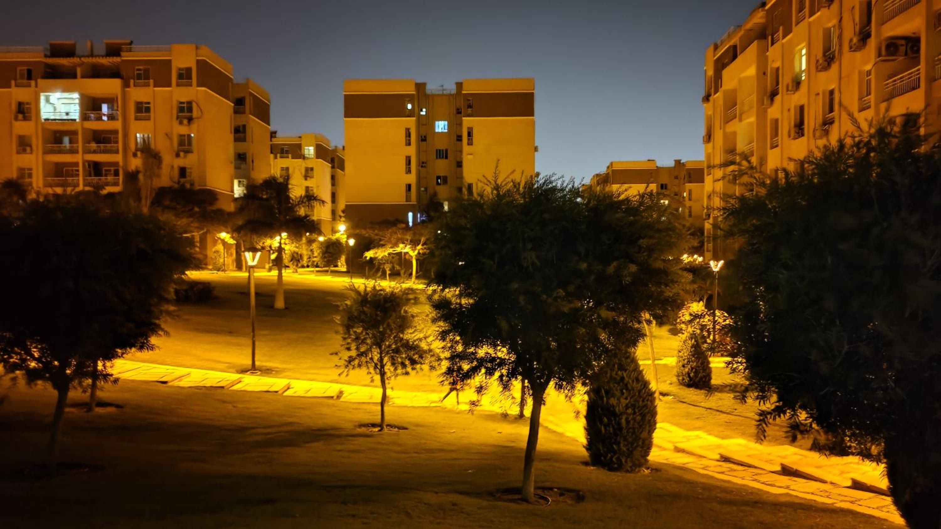 Lovely 2-bedrooms Apartment with free parking view 3