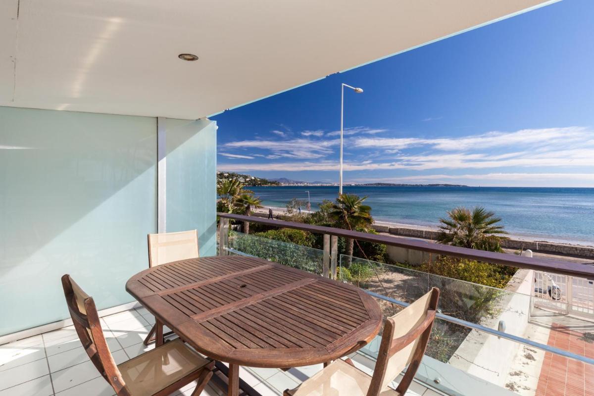 Bright two bedroomed apartment on the beach in Cannes with huge terrace with fabulous sea views - 2001 photo 2