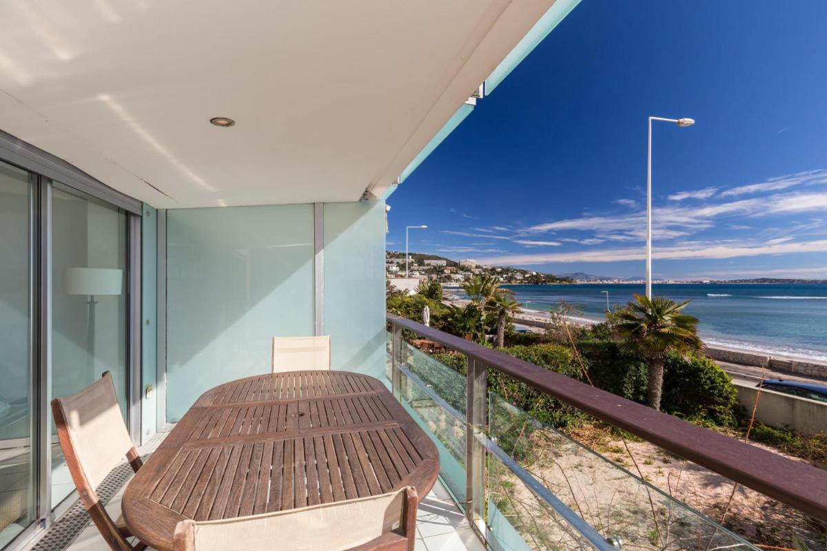 Bright two bedroomed apartment on the beach in Cannes with huge terrace with fabulous sea views - 2001 photo 3