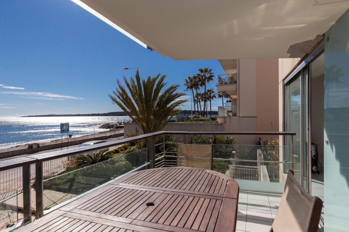 Bright two bedroomed apartment on the beach in Cannes with huge terrace with fabulous sea views - 2001 photo 4