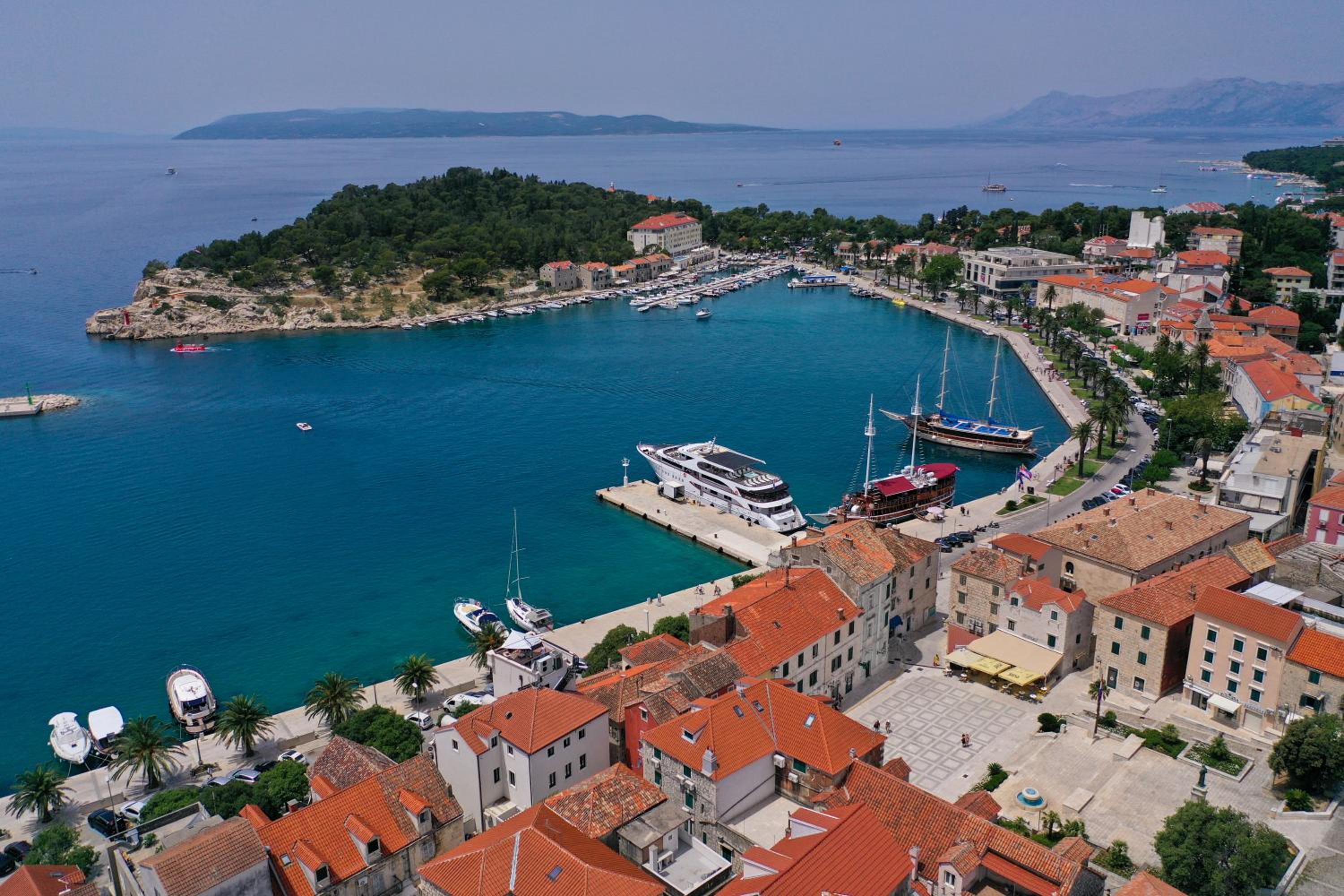 Old town Makarska apartments - central square view 5