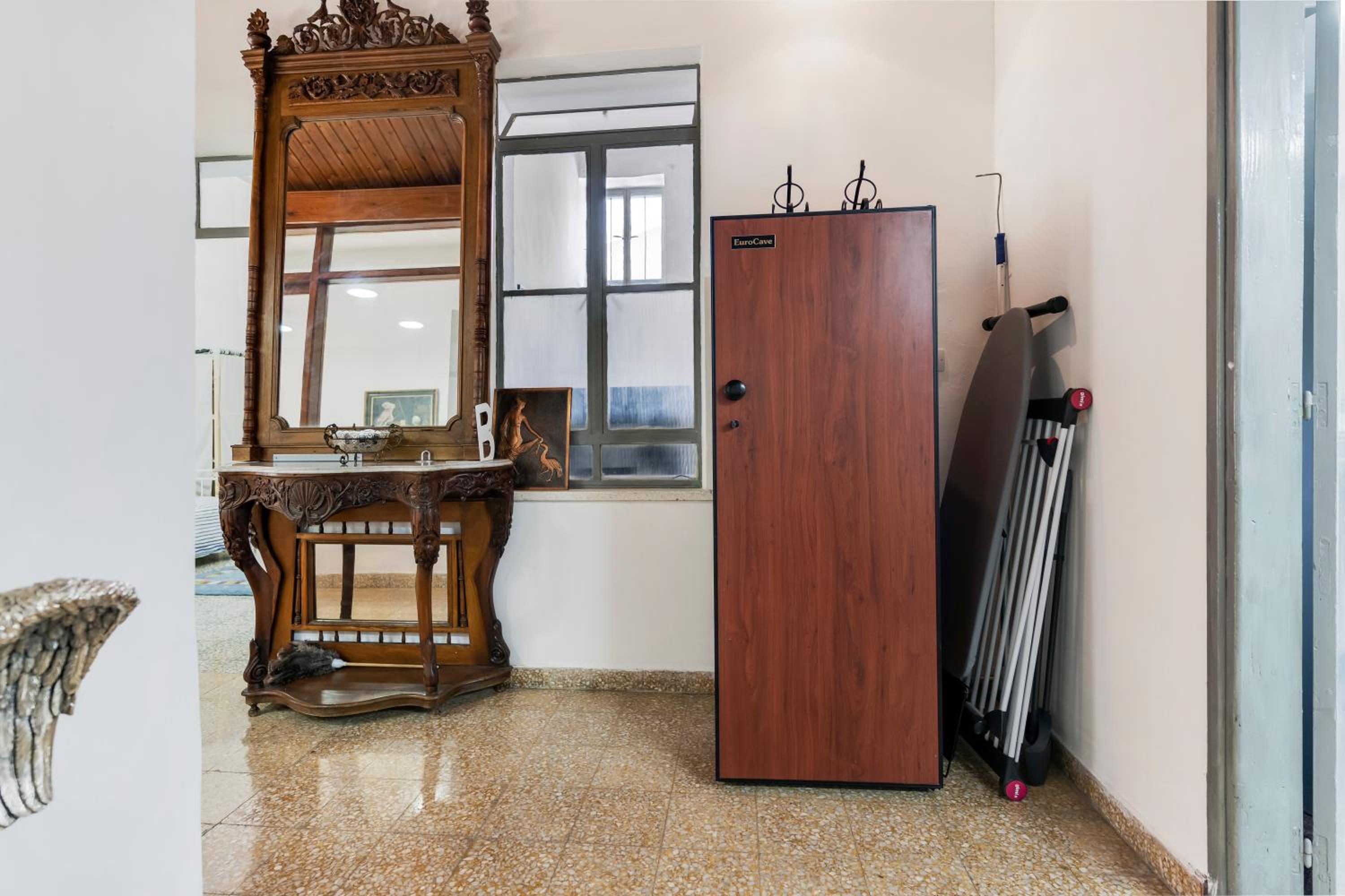 To Hani - Large Traditional House