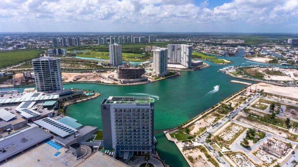 Luxury 3 BR Condo rooftop pool, near the beach