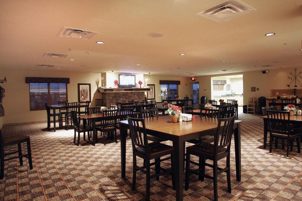 Gillette Vacations - Arbuckle Lodge Gillette - Property Image 3