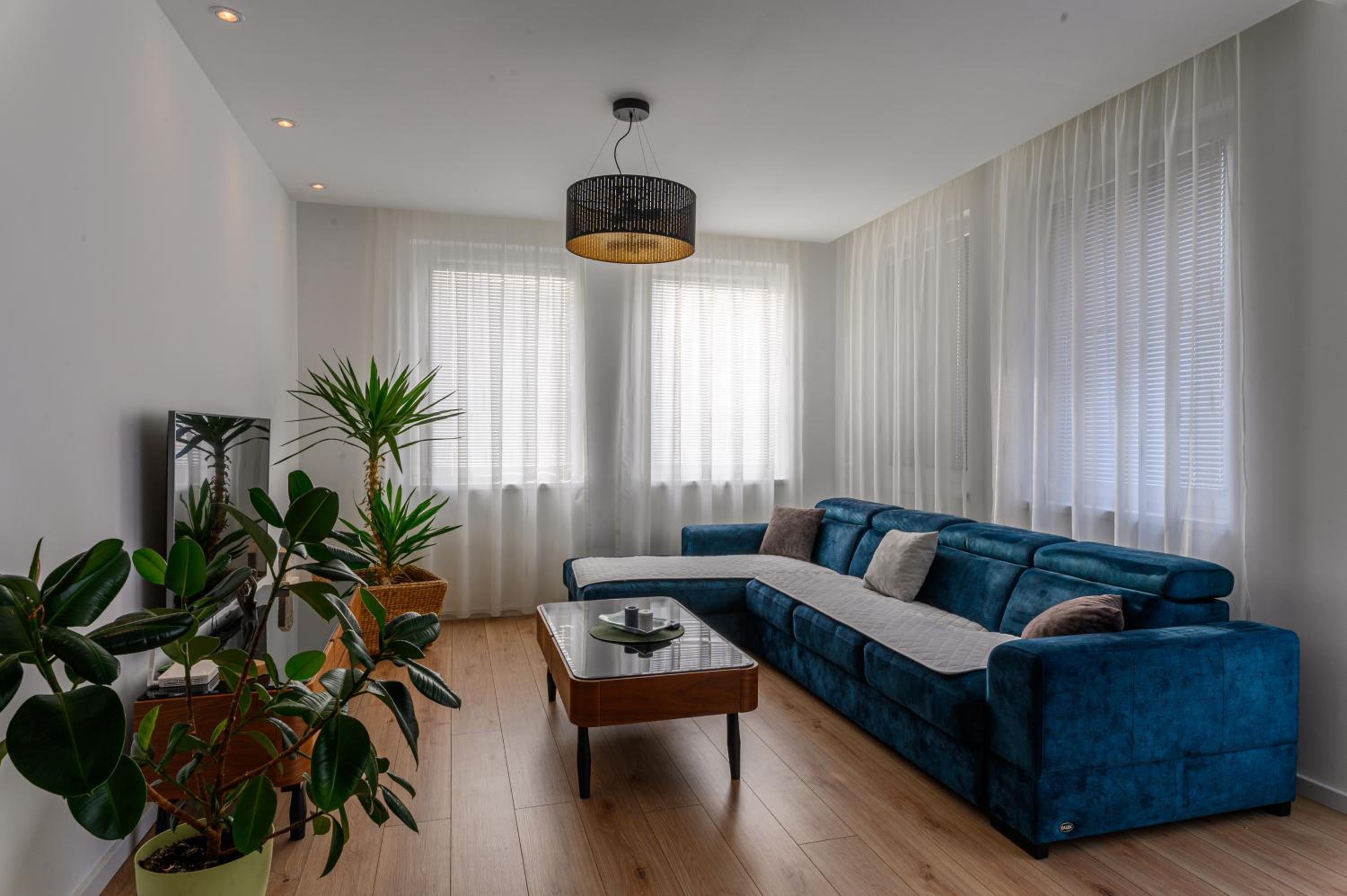 Beautiful modern apartment with large livingroom view 4