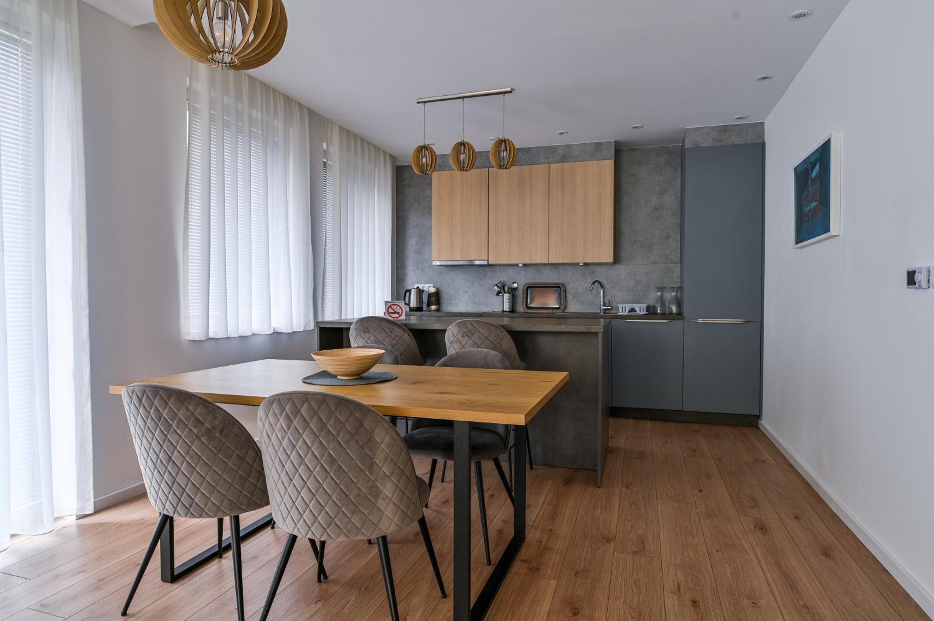 Beautiful modern apartment with large livingroom view 5