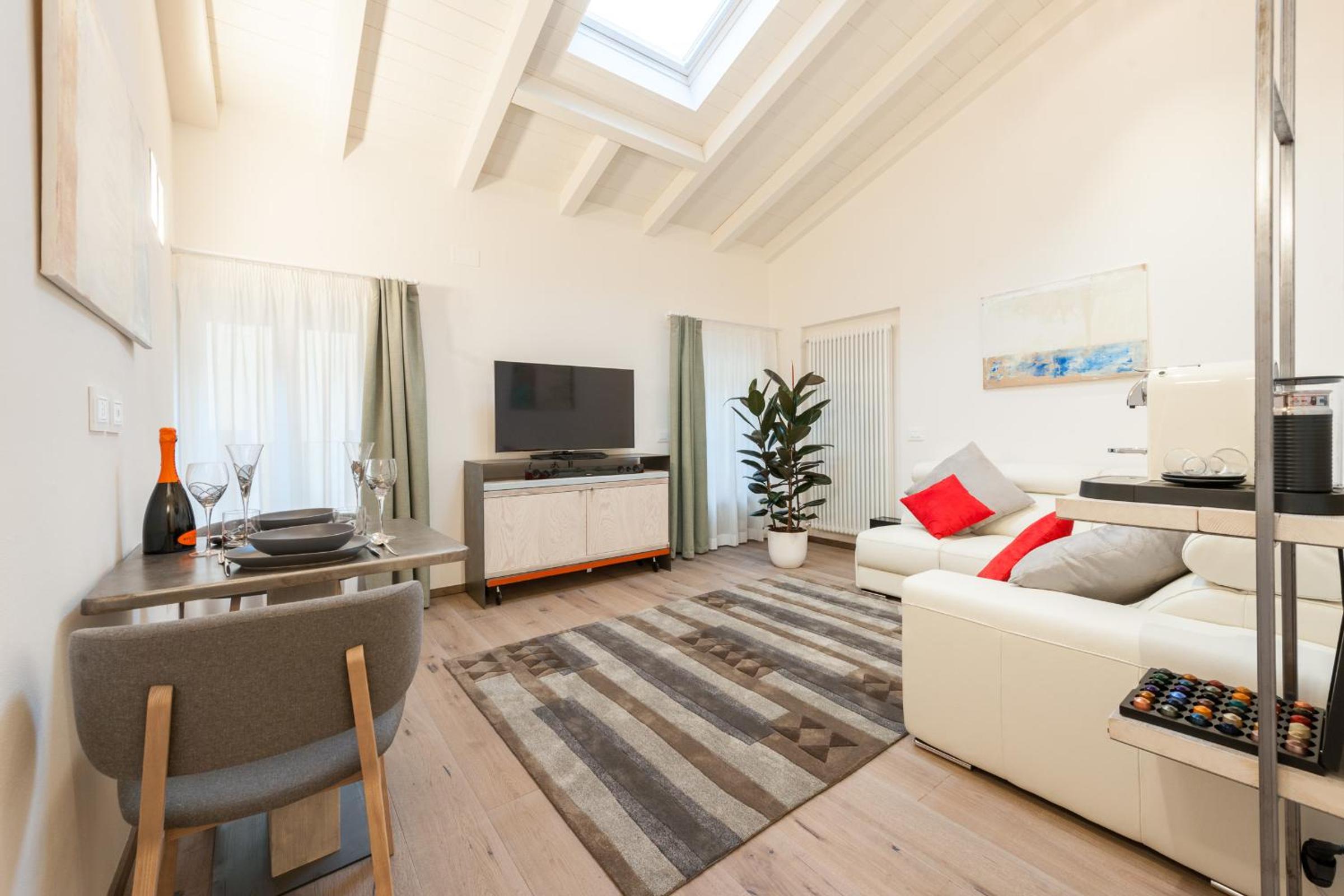 Conte Manfredo and Contessa Sarah Apartments with Breathtaking Arena Views in Verona view 3
