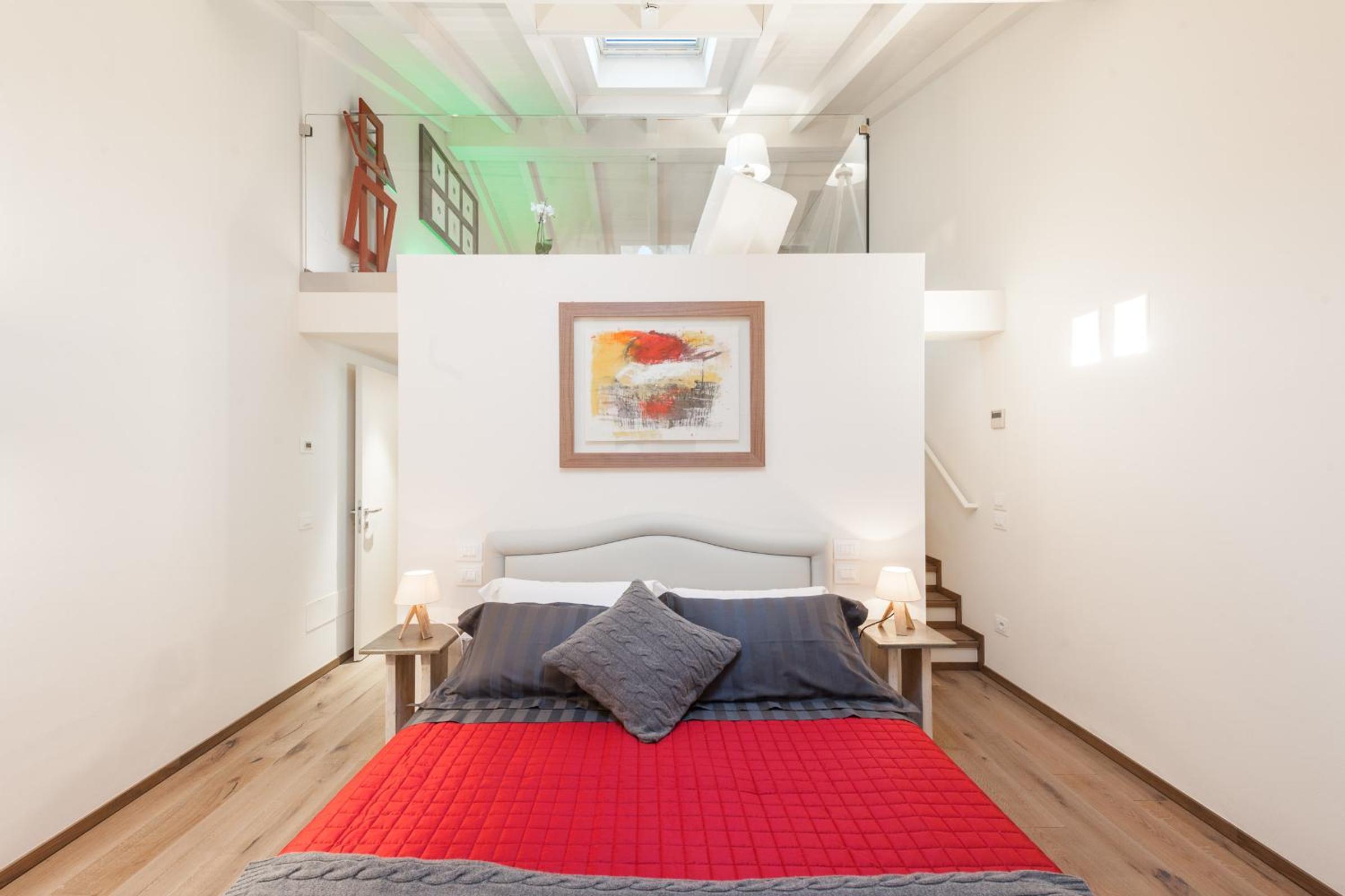Conte Manfredo and Contessa Sarah Apartments with Breathtaking Arena Views in Verona view 4