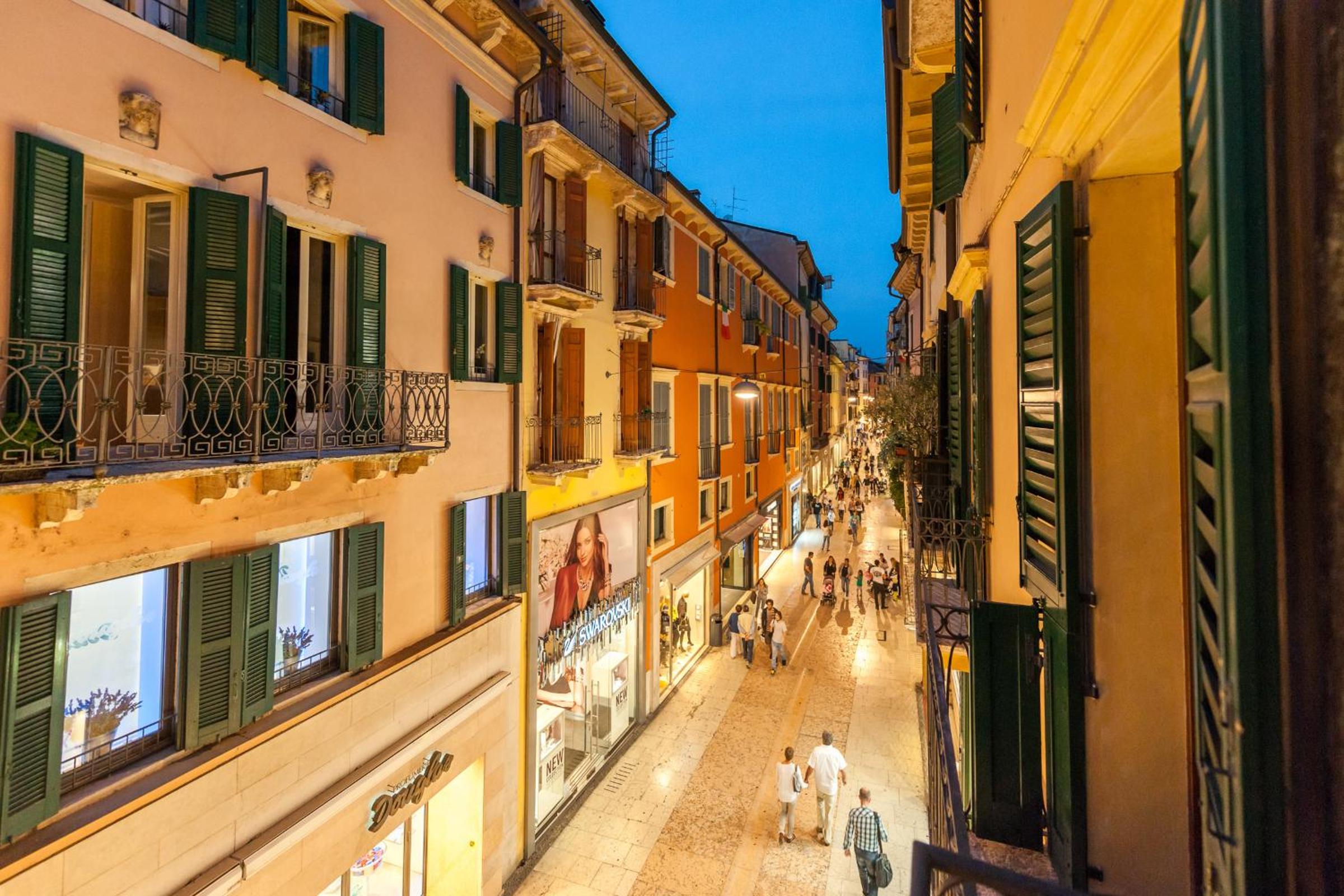 Conte Manfredo and Contessa Sarah Apartments with Breathtaking Arena Views in Verona view 2