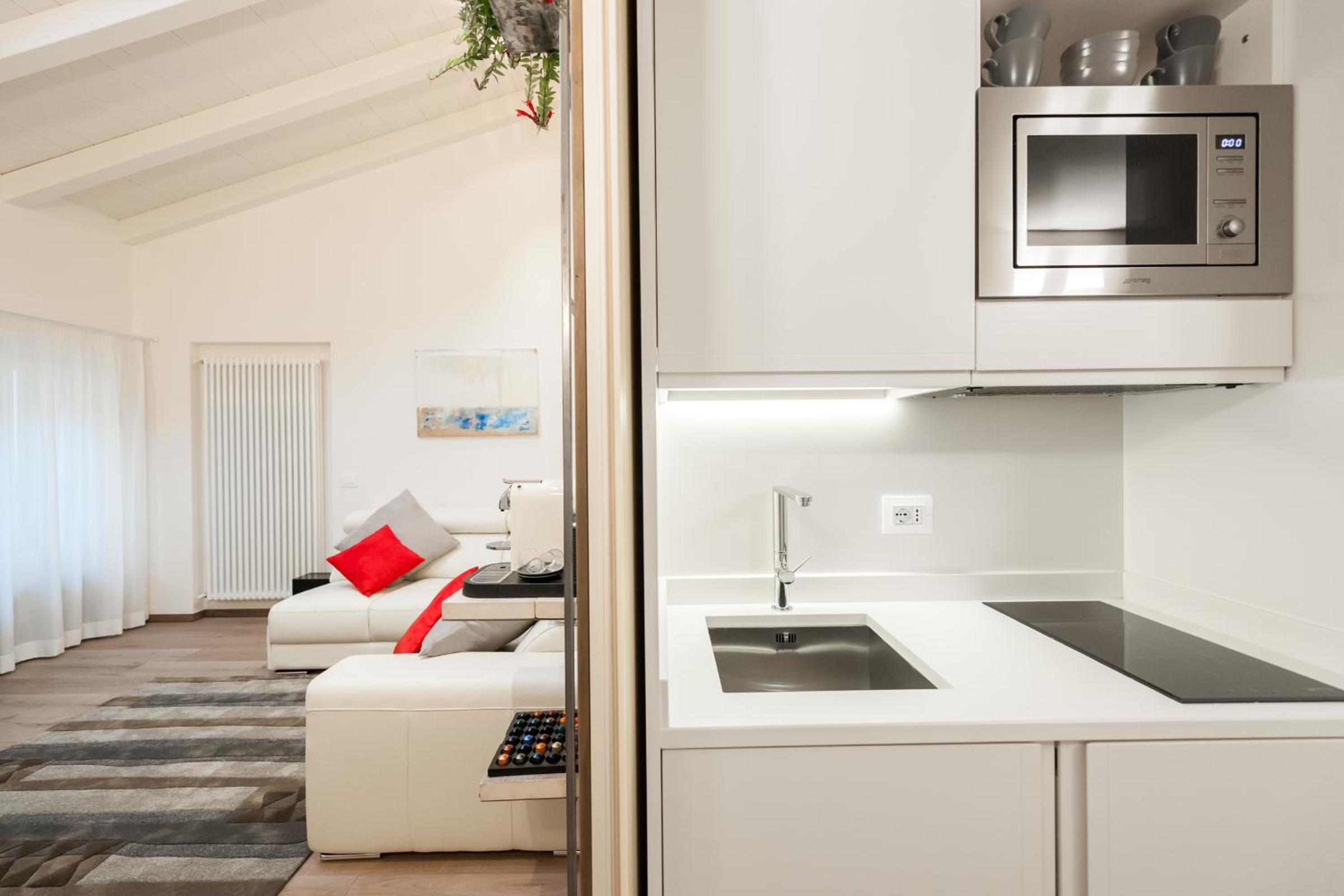 Conte Manfredo and Contessa Sarah Apartments with Breathtaking Arena Views in Verona view 5