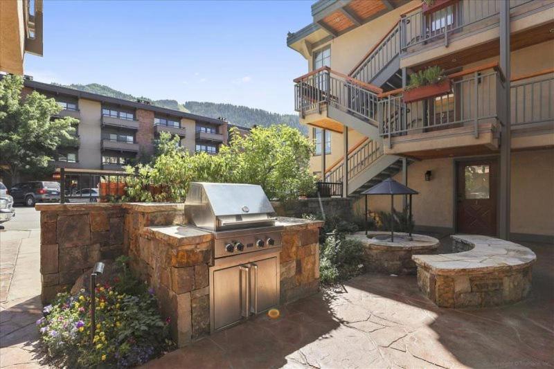 2 Bedroom Condo In Downtown Aspen, Just One Block To Silver Queen Gondola view 3