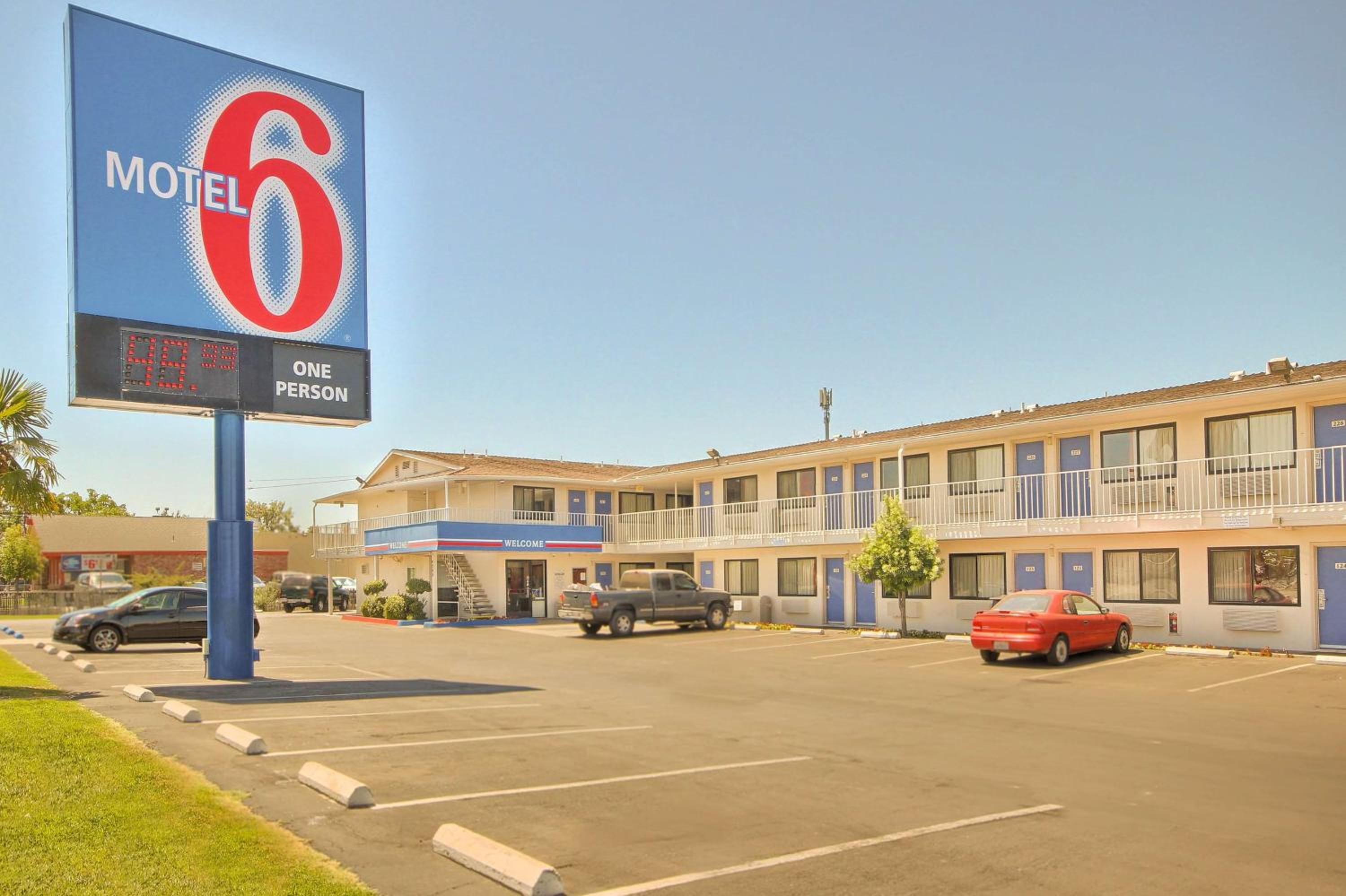 Fresno Vacations - Motel 6-Fresno, CA - Blackstone North - Property Image 12